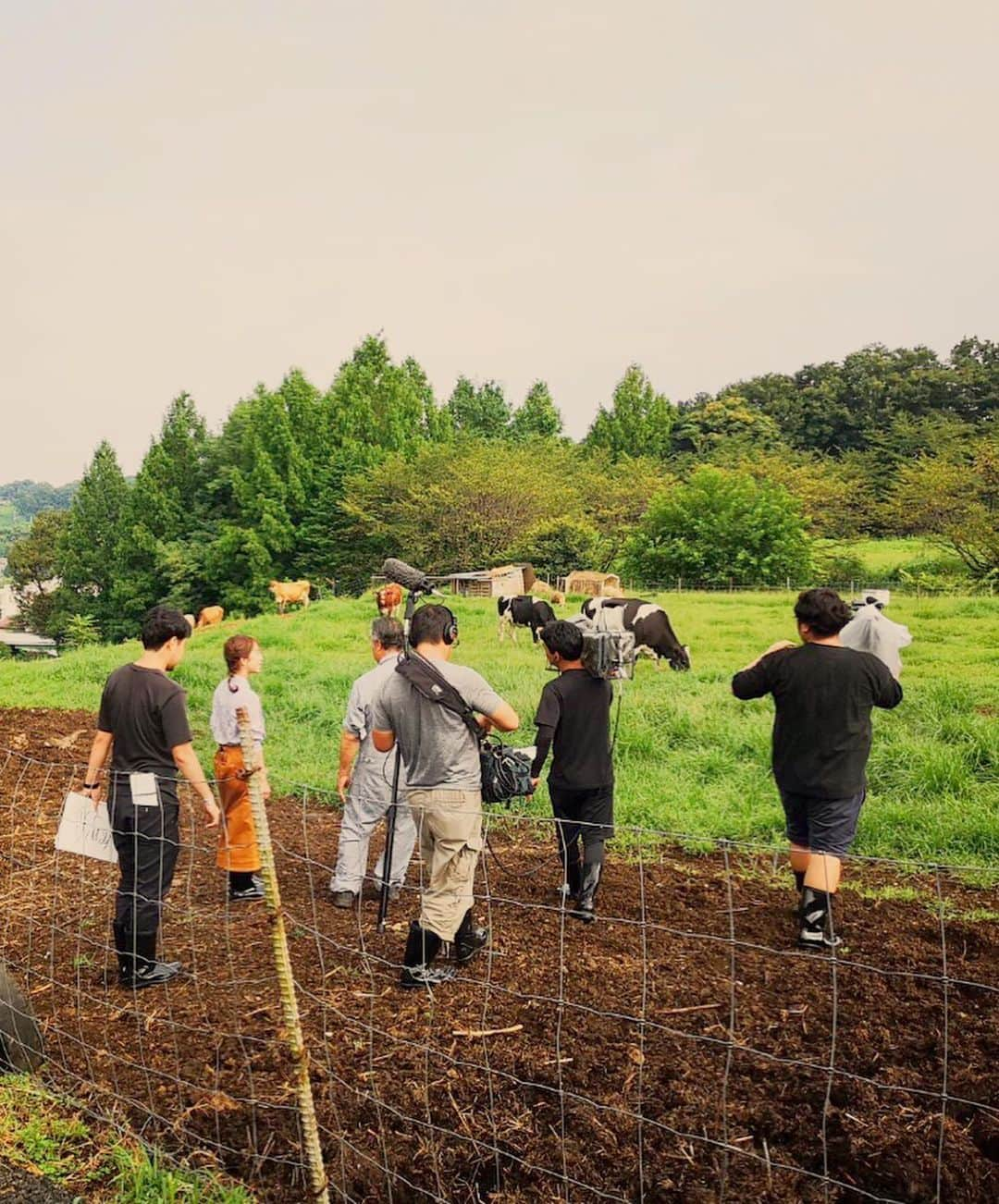 鈴木あきえさんのインスタグラム写真 - (鈴木あきえInstagram)「テレビ東京 #よじごじdays 生放送でした❤️ スタジオ衣装は ・ワンピース→CHONO #chono @chonofabrics ・ピアス→1DK Jewelry works/ドレスアンレーヴ #1dkjewelryworks #dressunreve  さんのです💓  髪の毛ぽこぽこ🥳☺︎ ✱ ✱  VTRでは  磯沼ファームさんと 星野農園さんへ ロケに行かせていただきました🐄  #寺島なす も トムのヨーグルトも 美味しかったなぁ🥰💓うふふ」9月4日 17時49分 - akiesuzuki0312