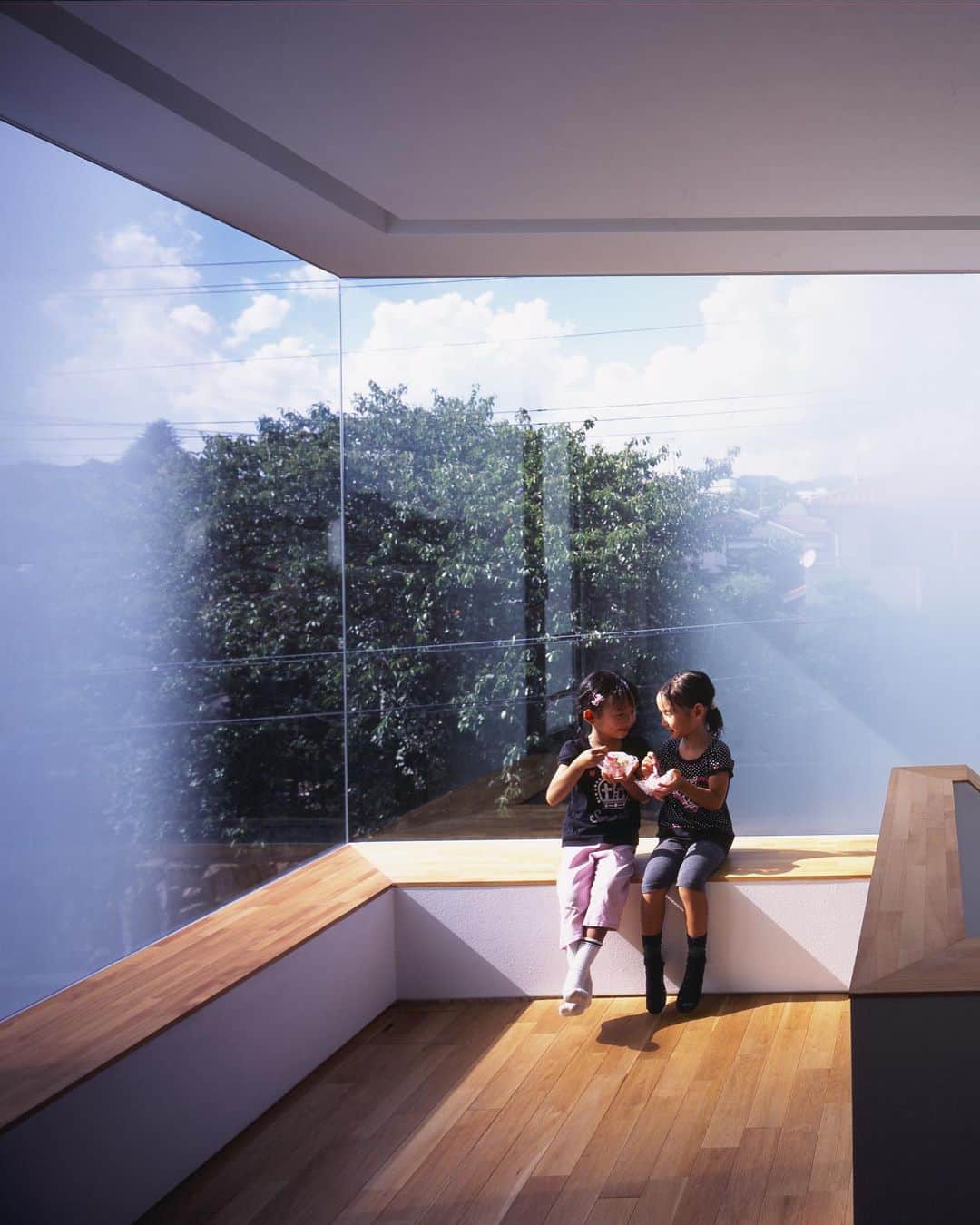 Horibe Associates co., ltd. さんのインスタグラム写真 - (Horibe Associates co., ltd. Instagram)「・ House in Suita  樹齢50年以上の桜の木を借景とするピクチャーウィンドウが特徴の住宅です。  出窓は#グラデーションフィルム を用いて内外の視線をコントロールしています。  more⇨@horibeassociates  photo kaori ichikawa」9月4日 17時53分 - horibeassociates