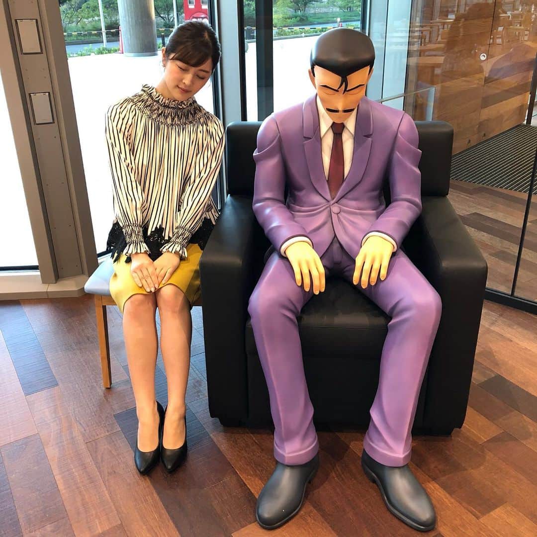 中村秀香のインスタグラム：「読売テレビ新社屋 １階エントランスロビーには、この方の姿が🌟 .  #毛利小五郎 さん！ 推理中のようですね…😴 .  他にも #名探偵コナン のキャラクターが沢山隠れています✨ぜひ探してみて下さい 。  #ytv #名探偵コナン #毛利小五郎」