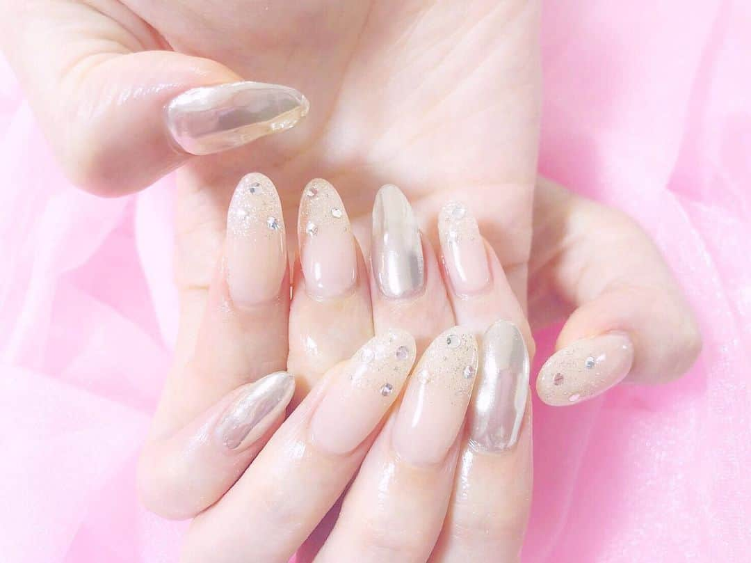 MIKIRUNのインスタグラム：「♡﻿ ﻿ 久々のミラーネイル₍ᐢ⑅• ̫•⑅ᐢ₎﻿ ﻿ と、ベージュのラメグラデ✨﻿ ﻿ ﻿ ﻿ #newnail #nail #ニューネイル #ネイル #ミラーネイル #💅🏻」