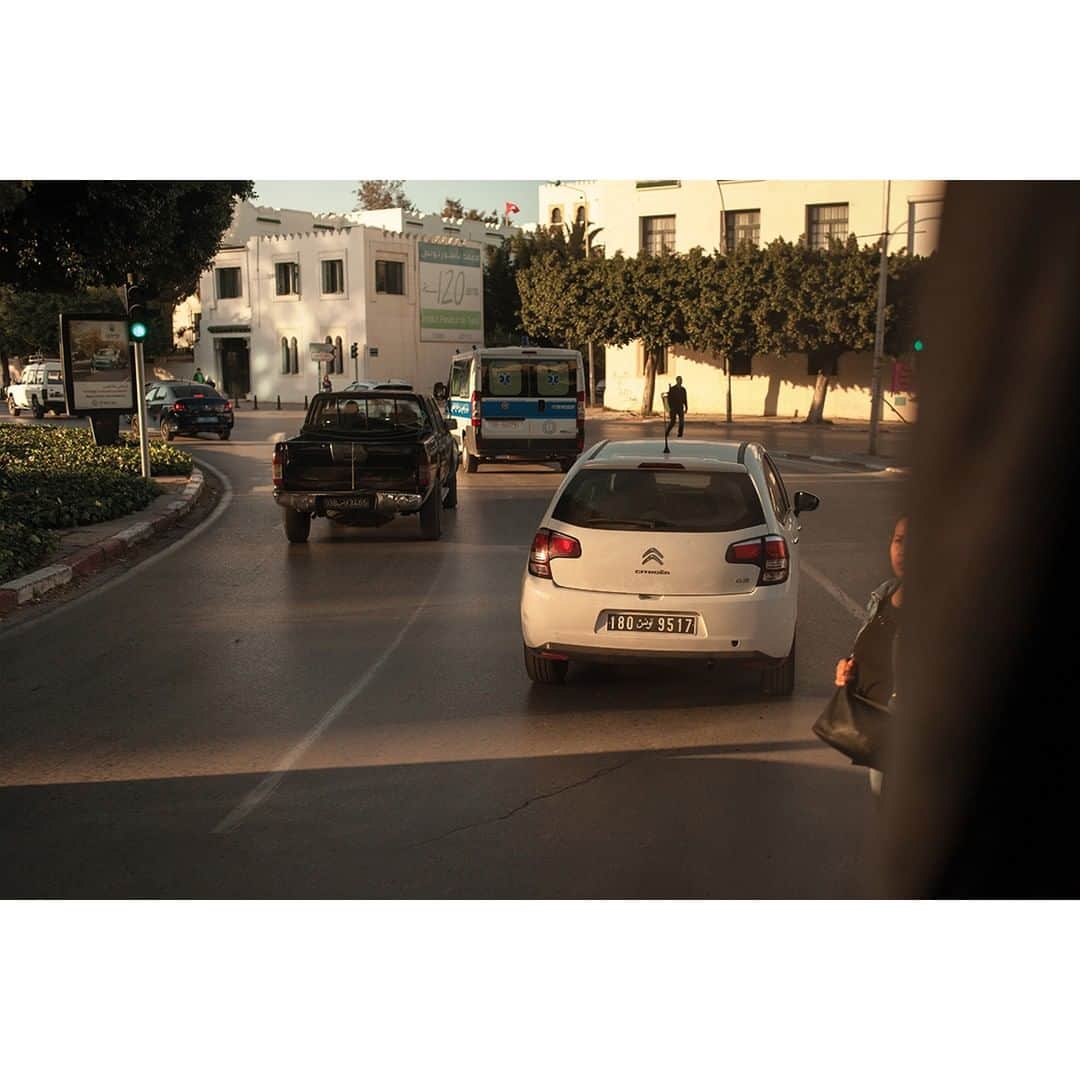 CITROEN JP Officialさんのインスタグラム写真 - (CITROEN JP OfficialInstagram)「7人のフォトグラファーのひとりとして選ばれた @mounakarrayphotography からのコメント。「街中を走るバスの中から、チュニスを眺めました」 @mounakarrayphotography – チュニス  #WIBC #CitroënOrigins #Citroën100 #Tunisia #Photography #Art #Picoftheday #Photooftheday #InstaCar #CarsofInstagram」9月4日 18時00分 - citroen_jp