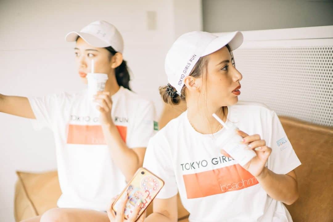 のインスタグラム：「... 相模屋の"TOFU latte"を片手に自撮りをしている様子。 メンバーのSNSを通じてもうチェックしている方もいるのでは？ 味も、口当たりも、満腹感までメンバー全員から好評でした！ . . #beachme #相模屋 #slendaginza #slenda #アンダーアーマー #tgr #tgc #東京ガールズコレクション #tokyogirlscollection #tokyogirlsrun #モデル #ランニング #海 #由比ヶ浜 #自撮り #健康食品 #おやつ #latte #tofu #豆腐 #撮影 #マラソン #マラソン女子 #ダイエット #美容 #食事 #forhealth #healthy  #ヘルシー」