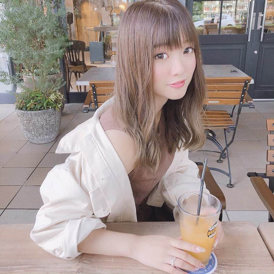 伊藤りかさんのインスタグラム写真 - (伊藤りかInstagram)「． 横浜２日目◌ お洒落なテラス席のカフェで打ち合わせ💐 打ち合わせ終わりは横浜ベクォーターに！ お仕事もプライベートも全力で楽しみ中🍠 * 持ってきたナイトブラは明日花キララさんが イメージモデルの #ふわっとマシュマロブラ ( @mashumallow_lme ) 色々試している中でこのナイトブラは横の ホックが５段階になってるから調節しやすい◌ * うつ伏せになっても窮屈さを感じないし 守られてる感じがして痛みもないよ〜👶🏻 * #女の子 #ベージュカラー #ぱっつん前髪 #横浜 #横浜観光横浜中華街 #カフェ #お仕事 #ミディアム #ミディアムヘア #ミディアムボブ #オン眉 #前髪 #前髪カット #外国人風カラー #秋コーデ #ブラウンコーデ #セットアップ #アッシュベージュ #毎日コーデ #カフェ巡り #fashion #hair #make #makeup #ootd #伊藤りか #snsクリエイター」9月4日 18時02分 - rrrika.i