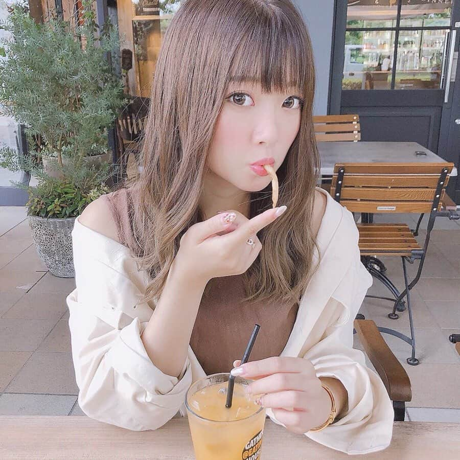 伊藤りかさんのインスタグラム写真 - (伊藤りかInstagram)「． 横浜２日目◌ お洒落なテラス席のカフェで打ち合わせ💐 打ち合わせ終わりは横浜ベクォーターに！ お仕事もプライベートも全力で楽しみ中🍠 * 持ってきたナイトブラは明日花キララさんが イメージモデルの #ふわっとマシュマロブラ ( @mashumallow_lme ) 色々試している中でこのナイトブラは横の ホックが５段階になってるから調節しやすい◌ * うつ伏せになっても窮屈さを感じないし 守られてる感じがして痛みもないよ〜👶🏻 * #女の子 #ベージュカラー #ぱっつん前髪 #横浜 #横浜観光横浜中華街 #カフェ #お仕事 #ミディアム #ミディアムヘア #ミディアムボブ #オン眉 #前髪 #前髪カット #外国人風カラー #秋コーデ #ブラウンコーデ #セットアップ #アッシュベージュ #毎日コーデ #カフェ巡り #fashion #hair #make #makeup #ootd #伊藤りか #snsクリエイター」9月4日 18時02分 - rrrika.i