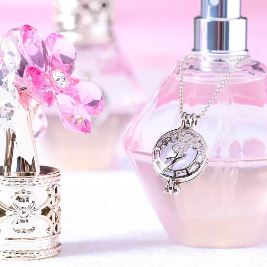 JILLSTUART BEAUTYさんのインスタグラム写真 - (JILLSTUART BEAUTYInstagram)「JILL STUART Crystal Bloom Beloved Charm fragrance limited items . 9月6日(金)発売 《8月23日(金)より店頭予約受付中》 ～Crystal Bloom Beloved Charm～ . ■クリスタルブルーム ビーラブドチャーム . “ビーラブドチャーム”の名の通り、 香りを持ち運べる特別なチャーム付き。 . チャームに香りを吹きつけて、 花の蜜のような甘くピュアな香りをどこまででも連れて行って。 . チャームと一緒に旅した先は 香りとともによみがえる、すてきな思い出に。 . #JILLSTUART #JILLSTUARTBeauty  #crystalbloom #belovedcharm #クリスタルブルーム5th #クリスタルブルーム #ビーラブドチャーム #フレグランス #オードパルファン #香水」9月4日 18時02分 - jillstuartbeauty