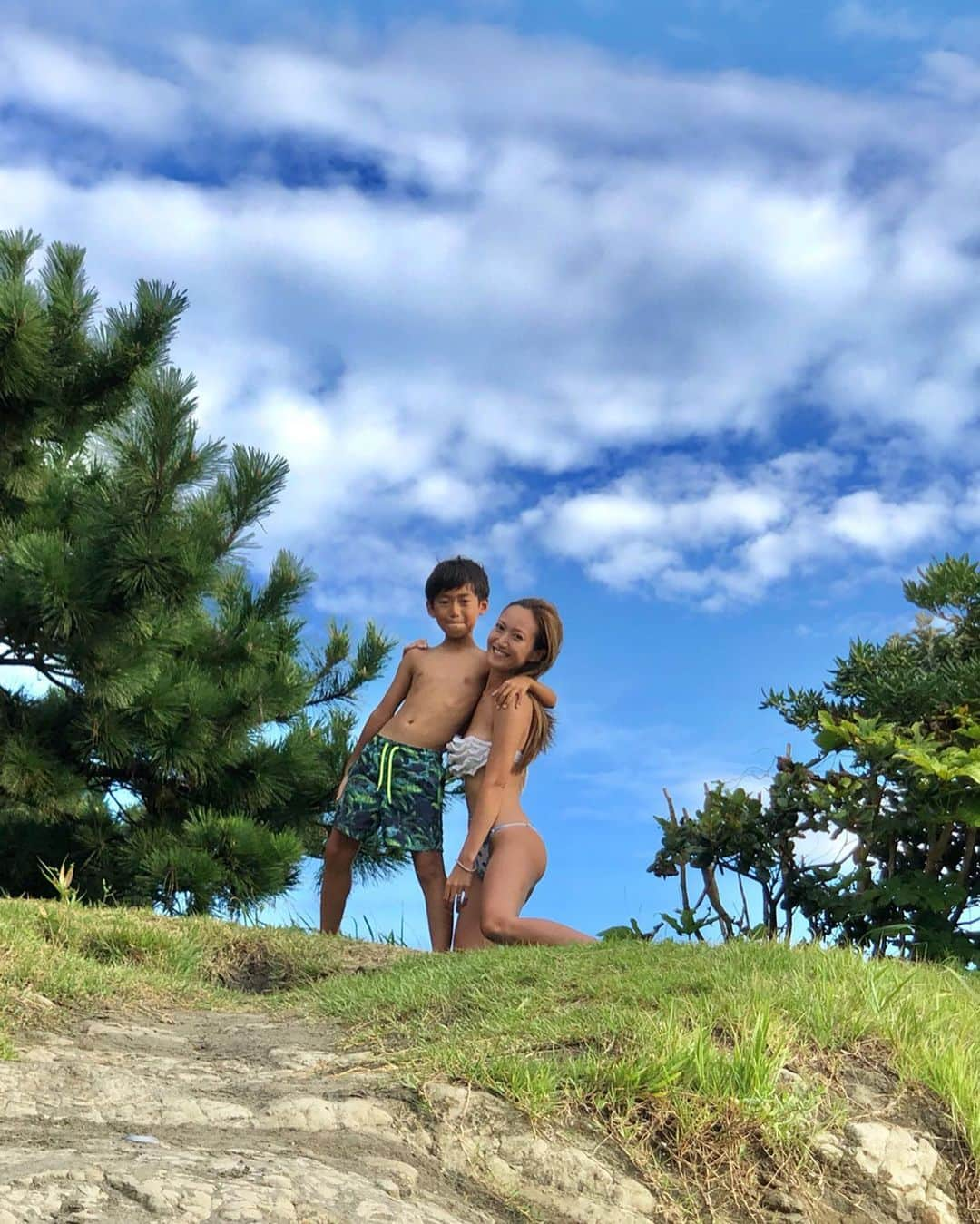 浅田美穂のインスタグラム：「🤙🏽🥥🏝💙💛﻿ 太陽と青空と海って完璧✨﻿ 海に潜ったら魚がいた😊﻿ #一色海岸 #sea #beach #family」