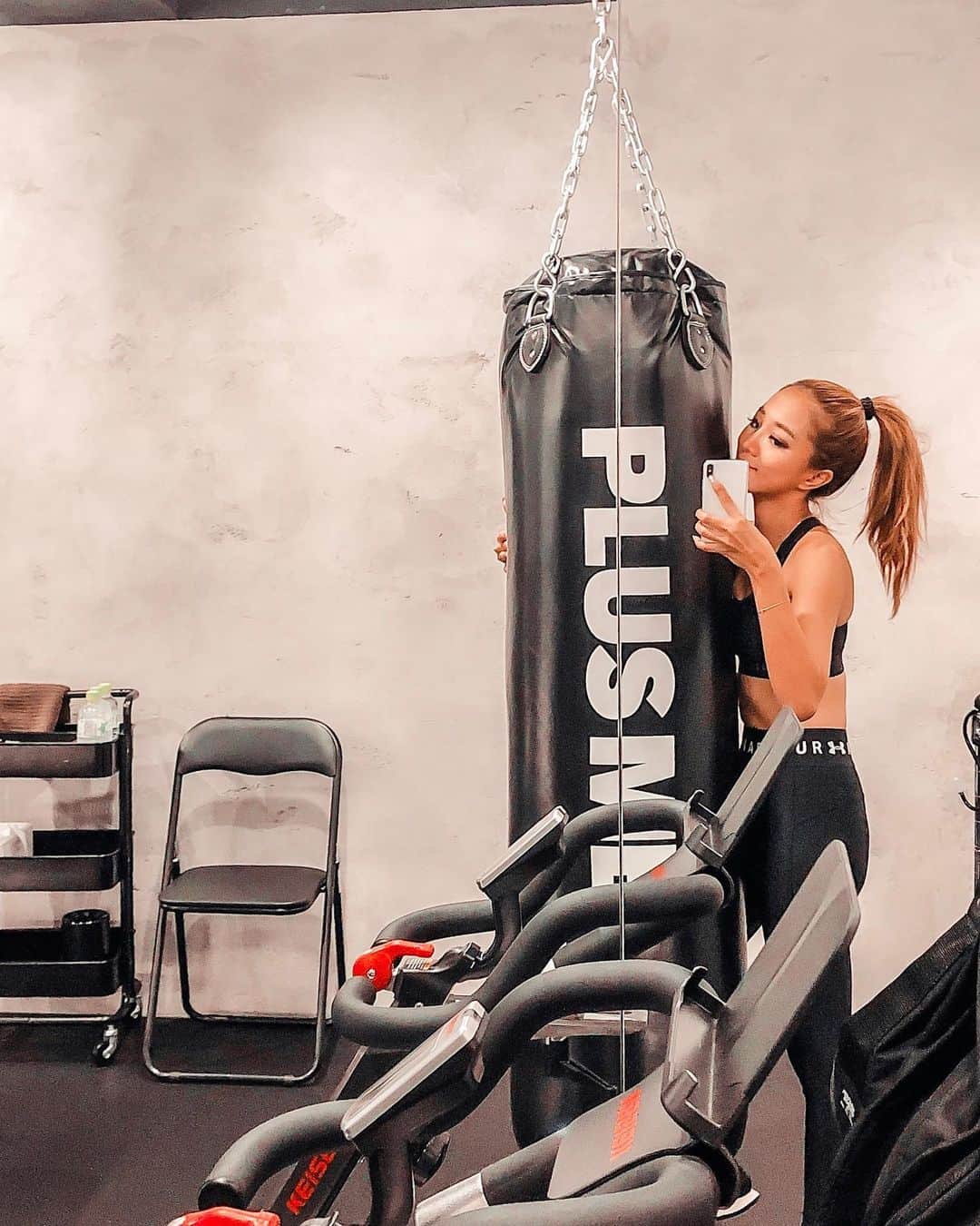 のインスタグラム：「▪️▪️▪️Workout▪️▪️▪️ 日本戻ってきて仕事もおちついてやっと通常モード！ カラダ動かさないとなまるから、ずっと気になってたジム @plusme.jp でみっちり２時間トレーニングからリカバリーまでやってもらいました🙌🏽 とにかくオシャレ、そしてマシンは全て最先端でアメニティもなにもかも最高級。 トレーニングの後はマッサージでカラダをほぐしてくれて、さらに高濃度ミストサウナまでついてる。 こんなジム、毎日来たい！ 快適&完璧すぎて大満足！ ・ ・ #workout #fitness #plusme #トレーニング #ワークアウト #腹筋女子 #お尻トレーニング」