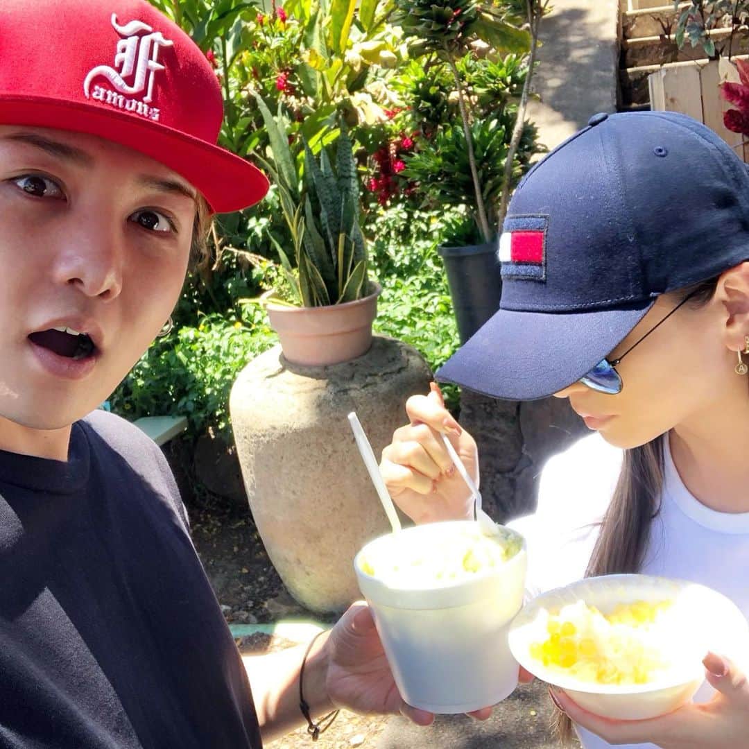 ミッチーのインスタグラム：「途中で飽きていきなり﻿ 俺の食べ始めたんなんでや﻿ ﻿ #夏の思い出 #2019﻿ (ちなみにすぐ近くに﻿ 所謂インスタ映えするカキ氷屋があったのですが、﻿ 全くインスタ映えしなくても、味が美味しいと有名なカキ氷屋を迷いなくチョイスする2人なのでした。ちゃんちゃん。﻿ にしても本当、この白皿色気ない笑)﻿ ﻿ そして！﻿ たった今﻿ 【何もしてくれないあいつが作ったパスタ】﻿ #2 配信スタートしました﻿(ストーリーから飛べます 材料は概要欄を見てね ﻿ イタリアの名店パスタを再現してます！是非！ご覧ください！ チャンネル登録もよろしくお願いします。」