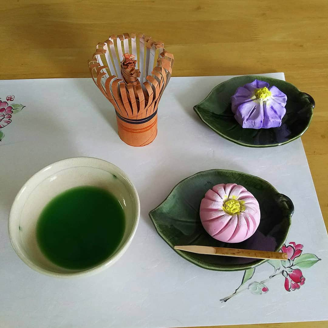 sweet_strawberryさんのインスタグラム写真 - (sweet_strawberryInstagram)「🚽【#トイレットペーパーの芯 】で作った【#茶筅 】と🍵、 🍡【#紙粘土 】で作った【#練り切り #和菓子 】 意外と母は、華道も茶道も、書道も、着物の着付けも若い頃に習っていて、日常やりこなす。 お盆･正月･法事や御客さんを迎える時には玄関と床の間に生け花を活ける。子供の頃は、正月のシンプルな３本松の｢しょうか｣の良さが全く分からなかった。 母は本当に花が好きなので、庭や玄関や台所の出窓やトイレにはいつも欠かさずに花が飾られている暮らしをしている。 茶道は、茶器や掛け軸や花の説明や誉めの会話をしないといけないのが、口下手な母は苦手だと言って長続きしなかったようだけど、 法事の御坊さんへのお茶出しは、お茶屋さんで、グラムお高めの茶葉を買ってきて、お湯の温度にこだわり、色の出方や旨みとか真剣に淹れている🍵 私が子供の頃、着物の着付けは、入学式や卒業式やお正月や(夏祭りは浴衣を)母は必ず着物を着ていたし、私が大人になっても着付けてもらった。 そんな私も、着物の着付けを習ったけど、習った事が身に付くまでもなく、自分で着るけど、なかなか適当にぐじゃぐじゃだ。…習ったことを日常に活かし、継続は力なり。何事にも｢自分のものにする、一生ものにする｣って取得の真髄だけど、なかなかそこまでいくのは難しいのな💦 小中と冬休みの習字の書き初めの宿題は、母に手本を書いてもらって、練習して、結構私は賞を貰ったこともある。 私自身は可愛い字の方が可愛いなと思って、フニャとした字を書くと、｢あなたは、ちゃんとした字を書けるのに、こんな遊んだ字を書かずにきちんと書きなさい｣って母によく注意された。 学校に提出する親からのコメントとかを書いている母の字は、いつも綺麗(今風に言えば美文字)だと、子供心に母の字が好きだった。今はもう母自身は手が劣ってきた…と言うが、ちょっとしたメモでも、さらさらと行書で書く母の字は、劣らず大人の字で好きだ。 ……そして、こんな母が、驚くことに、🏍️大型バイクの免許を持っているのだ！ もう乗ってはないけど、車の免許証には、大型二輪のチェックが入っていて、初めて知った時には、｢マジか！すげー！｣と驚愕した笑 私は、車の運転はするけど、今だ一度も原付スクーターを運転した事はない。 …でも！でも！ほとんどの女友達、女子はオートマ限定で免許を取る中、私はマニュアルの免許を取った！ …だけど、免許を取った後に一度もマニュアル車を運転したことがないけどね本末転倒。(あ、マニュアルしゃこたん車を駐車場で運転させてもらったら、がっこんがっこんエンストして怖かったことあるけど💦) 話がそれたけど、絶対に母には一生追い付くことも真似もできないなと思う私だ。 そして、しっかり者の姉はピアノも華道も習い事は長続きし(華道と茶道の先生のお宅が我が家の斜め向いなので)、母より華道の腕前は遥か上だ。(ちなみに母も長女だ。) サボりたいぐうたら次女の私はピアノも習い事は長続きせずに、わがまま自由奔放に、他力本願で生きている。そう！私はめちゃくちゃ他力本願である。 …長文書いて、これが結末か。〆🗿 とりとめのない散文わざわざ読んでくださった方すみません。 . #フェイクスイーツ#フェイクフード#粘土#トイレットペーパー芯#ペーパークラフト#工作#発想#似てる#再現#作ってみた#食べられません#紙#自作#茶道具#おままごと#茶道#茶会」9月4日 18時06分 - sweet_strawberry