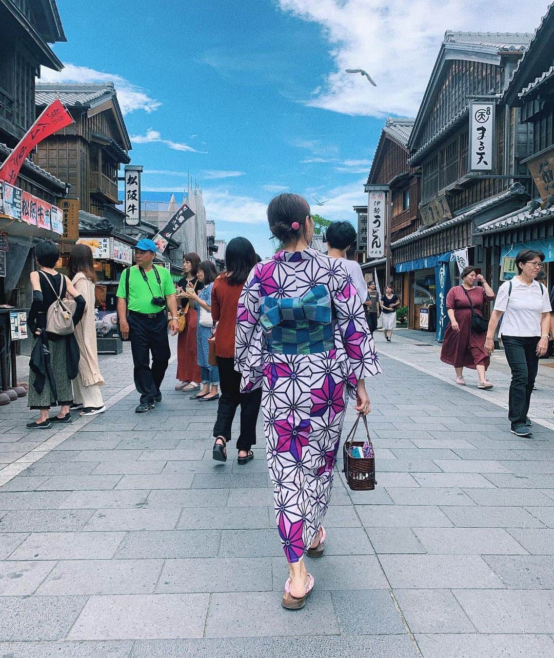 sayocoのインスタグラム：「着せてもらった浴衣が可愛かった👘☯️💗 ・ 自分で好きな組み合わせが出来たので 古典的な麻の葉模様に市松柄の帯を選びました🎍♥️ ・ ・ #sayo_trip  #伊勢神宮周辺散策 #おはらい町通り #浴衣#麻の葉模様#市松柄」