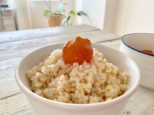 持永真実のインスタグラム：「.﻿ 🥚簡単漬けタマゴの作り方🐣﻿ ﻿ さっき載せたプレートゴハンにもあった﻿ 漬けタマゴの作り方を紹介します💛﻿ ﻿ 用意するもの﻿ ・生タマゴ﻿ 🅿︎黄身も大きいからLサイズのタマゴを選ぼう﻿！ ・醤油﻿ ・にんにくチューブ﻿ ・料理酒﻿ ﻿ 作り方 ①生タマゴを冷凍庫で一晩凍らせる﻿ するとスライド2枚目のように﻿ ヒビ割れて白身が飛び出ます﻿ ﻿ ②殻を取り、水で洗い流しながら﻿ 白身部分を優しく取り除いていくと﻿ スライド3枚目のように﻿ 固形化した黄身だけになります﻿ ﻿ ③袋に黄身を入れ、﻿ その中に醤油・にんにくチューブ・料理酒を﻿ 混ぜ合わせたものを入れます﻿ ﻿ ④冷蔵庫で冷やしながら漬けます﻿ 1-2日後が食べ頃です﻿ ※漬けすぎると塩辛くなるので注意！﻿ ﻿ ハイ！終了！簡単すぎ！！👏﻿ ﻿ ねっとりした食感になります🤤﻿ ﻿ ゴハンのお供に🍚お酒のおつまみに😍﻿ ﻿ 簡単だけど食べたいと思ったら﻿ 2日前から作業し始めなきゃいけないよね😂笑﻿」