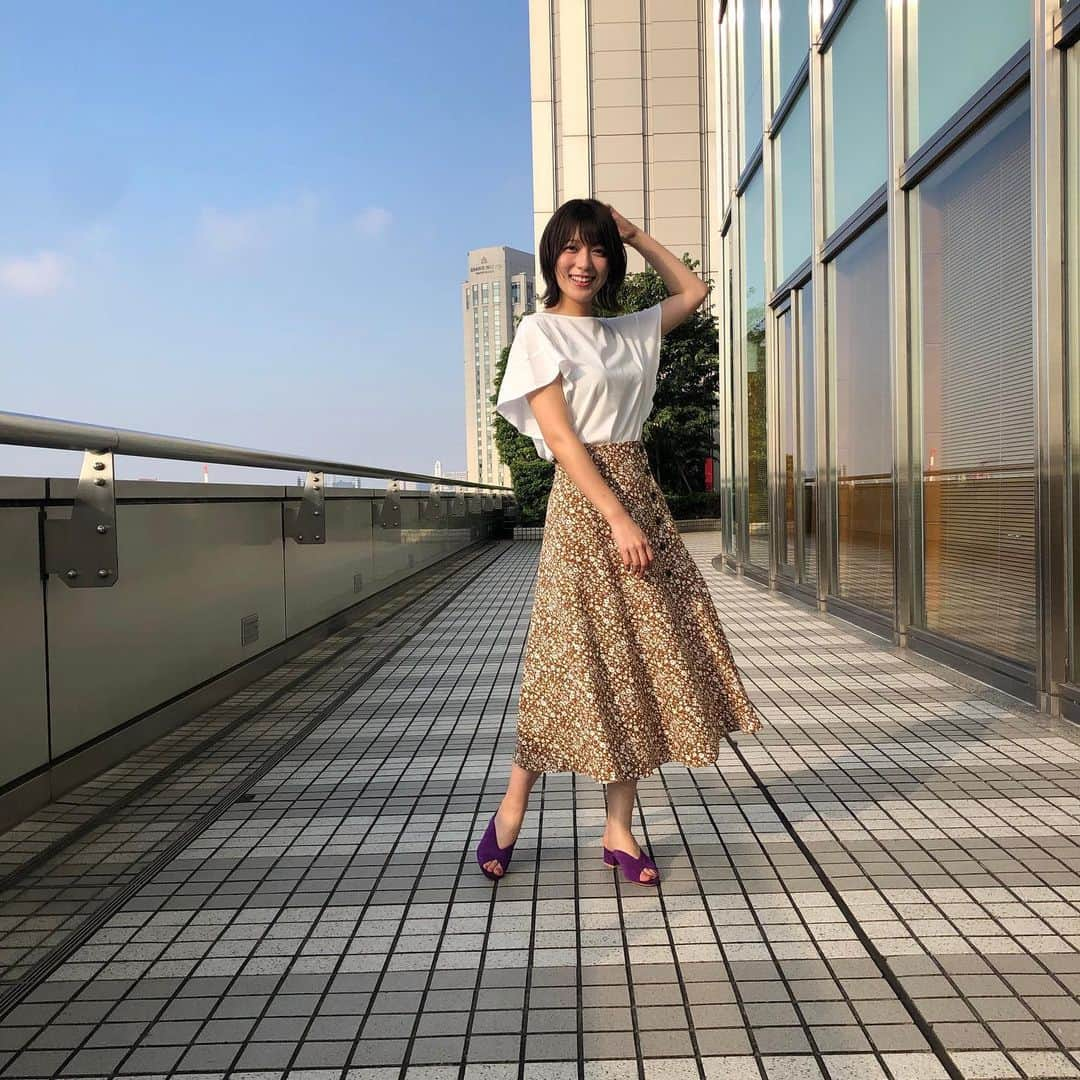 フジテレビ「めざましテレビ」さんのインスタグラム写真 - (フジテレビ「めざましテレビ」Instagram)「9月2日（月）きょう何着て行く？ ・ ファッション雑誌CanCamとコラボした お天気コーナー「きょう何着て行く？」 阿部華也子ちゃんの毎日のコーデを紹介♪ ・ 【きょうのコーデ】 カットソー→#プラステ 3990円 スカート→#JILLbyJILLSTUART 1万400円 靴→#ダイアナ 1万円 イヤリング→#mimi33 3100円 ・ 【コーデのポイント】 主役は人気継続中のヴィンテージ風花柄に フロントボタンがアクセントになったスカート💐 裾が広がったフレアシルエットなので程よくきれいめ感も加わって 幅広いシーンで活躍してくれるアイテムです👗✨ 白のカットソーを合わせるだけでもしっかりキマりますよ👀👍 ・ #めざましテレビ #きょう何着て行く？ #阿部華也子 #今日のコーデ#コーデ #CanCam #今日のファッション#ootd #きょう何着て行く？は月〜金朝6時22分ごろ放送！」9月4日 9時16分 - mezamashi.tv