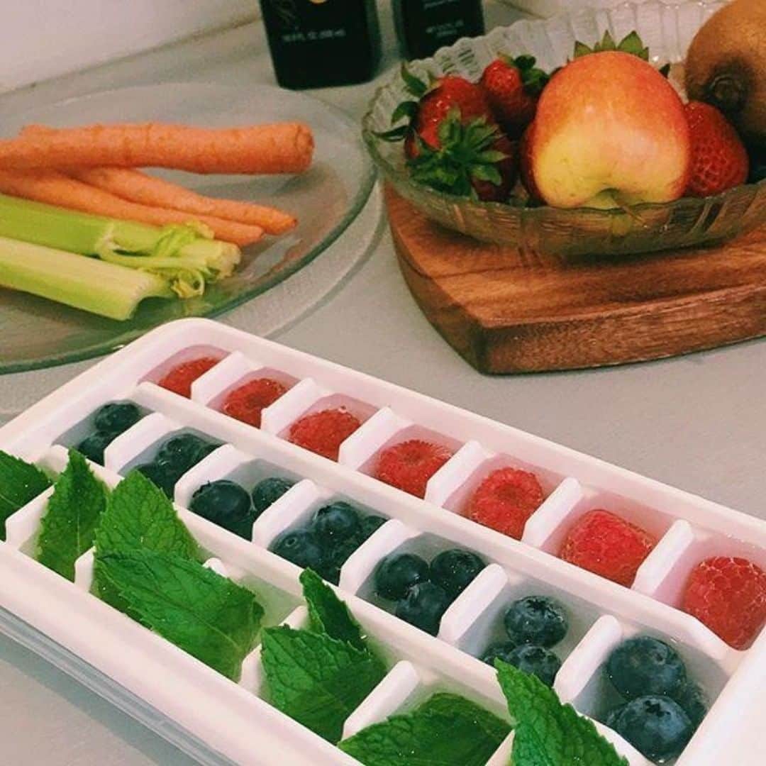 Lustrowareさんのインスタグラム写真 - (LustrowareInstagram)「Detoxing the way you like it ✨ You can add your favorite fruits/veggies and herbs to your ice for better-tasting water 💦 Get a set of 3 ice trays here www.amazon.com/lustroware - - - - #lustroware #icecubes #detoxwater #icecontainer #foodsaver #icetray」9月4日 9時31分 - lustroware