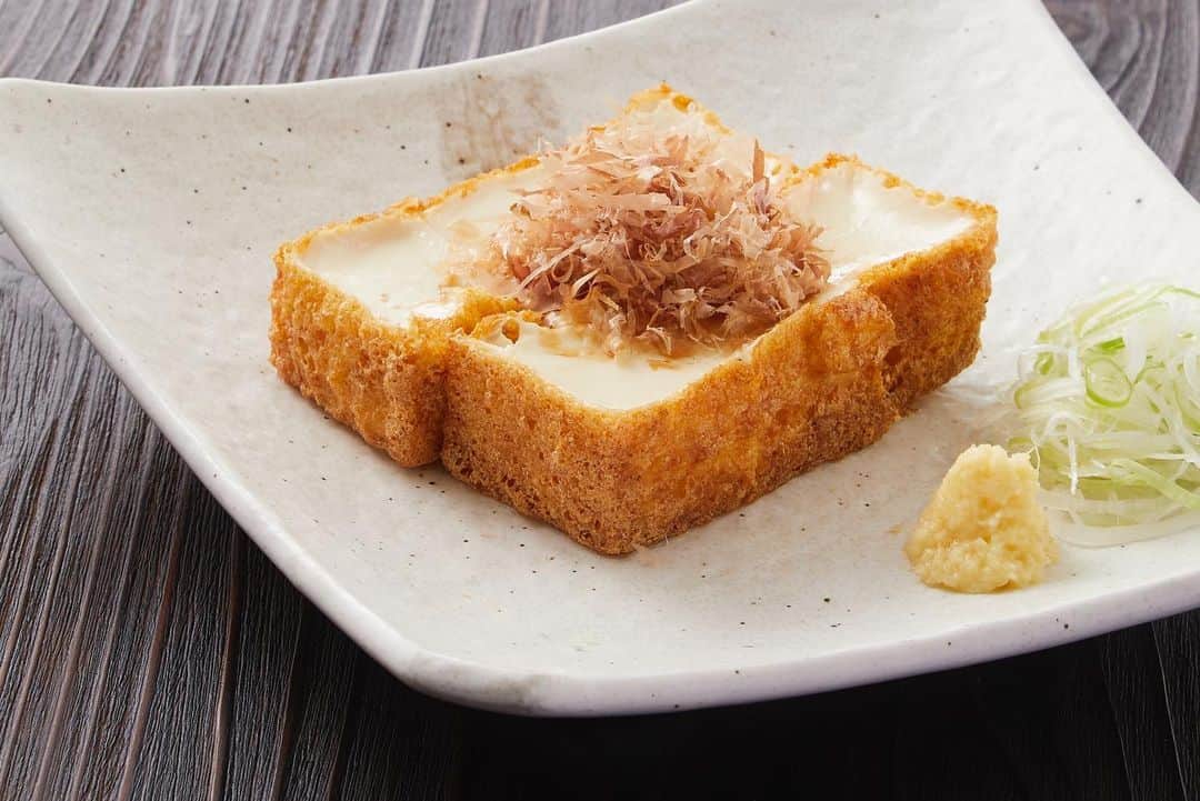 居酒屋やぐらのインスタグラム：「. 『居酒屋やぐら』 ～八幡山駅から徒歩3分～ URLはこちら⇒（@yagura__official） ------------------------------------------------ 絶品「厚揚げ」✨ . 外はパリッと仲はフワッと 絶妙な揚げ加減が最高です💕 . 本日のお酒のお供にいかがですか🍶 ------------------------------------------------ #東京 #八幡山 #居酒屋やぐら #居酒屋 #創作 #宴会 #歓送迎会 #女子会 #酒場 #串焼き #地酒 #酒 #落ち着く空間#food #foodstagram #飲食店 #デート #おいしい #杉並区#刺身 #ビール #美味しい #深夜営業 #焼酎 #お刺身 #お酒#instafood #japan #餃子 #tokyo」