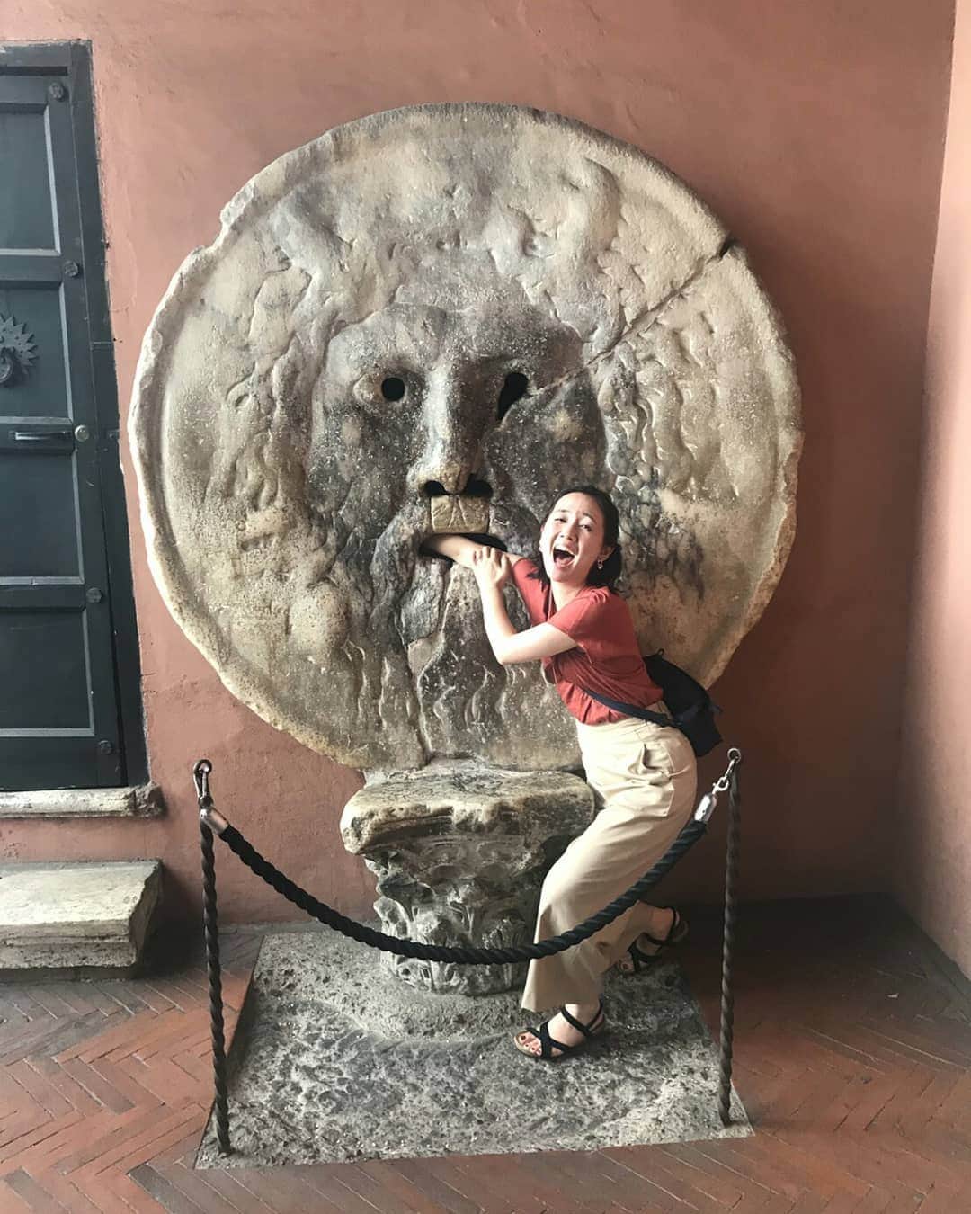 のインスタグラム：「✈ 夏、イタリア。 ずっと憧れていて、いつか行きたいと思っていた国！ヨーロッパの街ってどんなにオシャレなのだろうかと想像を膨らませて。毎食パスタを食べて、ワインも心ゆくまで飲むんだと意気込んで。 これまで何度も映像や写真で目にしたことのある王道の観光スポットも、自分で見て触ると一気にリアルなものに変わり。ひとつひとつに歴史があり、祈りがあり、世界中から人が集まってくるパワーがあり。 グラーツィエの発音も、だんだん様になっていくのが楽しい。お店やホテルの方と意志疎通が図れると嬉しい。 レストランでは大きなピザをひとり1枚ずつ注文し、スレンダーな女性でもそれをペロリと平らげる。ああ、私もまだまだだと、イタリア人の食文化に面食らい、不必要な敗北感を味わった。 いつかいつかと思っていたけど、思いきってよかった！やりたかったことをひとつずつ叶えていく、この感じ！ 私はついつい頭でっかちになってしまうから、できるときにやっちゃえーの勢いを大切にしたい！  #イタリア #海外旅行 #ローマ #真実の口 #パンテオン #スペイン広場 #ナヴォーナ広場 #フォロロマーノ #コロッセオ #ヴェネツィア #ドルチェ #ジェラート #常にお腹いっぱい #イカスミパスタがベストでした」