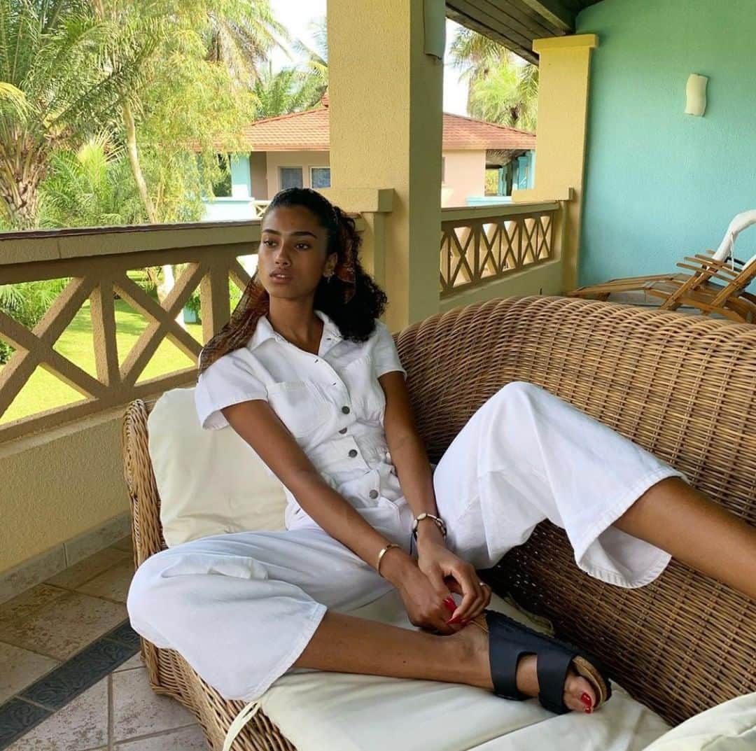 Reformationさんのインスタグラム写真 - (ReformationInstagram)「@imaanhammam saving over 1500 gallons of water just by lounging in the Izzy Jumpsuit.」9月4日 9時40分 - reformation