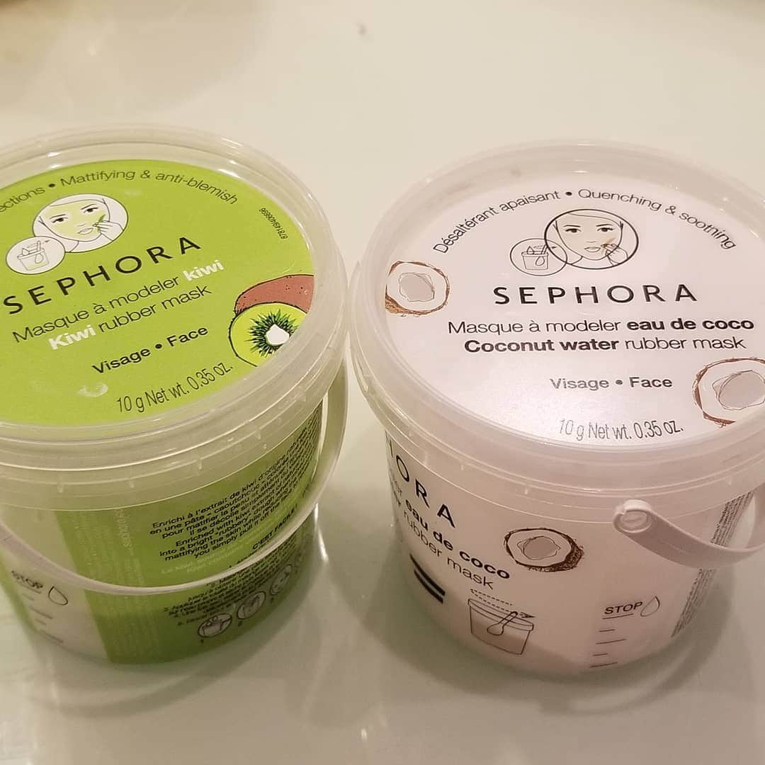 のインスタグラム：「シンガポールで購入したモデリングマスク💋 #sephora というシャンパンで有名なモエとファッションで有名なヴィトンの傘下にあるコスメショップがありまして、そこのオリジナルコスメブランドのモデリングマスクを購入して使ってみたよ～💄 🥝より🥥の方が香りもいい☺個人的には古い角質もとってくれて、ホワイトニング効果抜群でした💕 お値段も1個700円前後で水を入れたら出来上がりタイプのモデリングマスクでした～🎵🎵 #セフォラ #sephora #モデリングマスク #ホワイトニング #角質除去 #ルイヴィトン #モエエシャンドン」