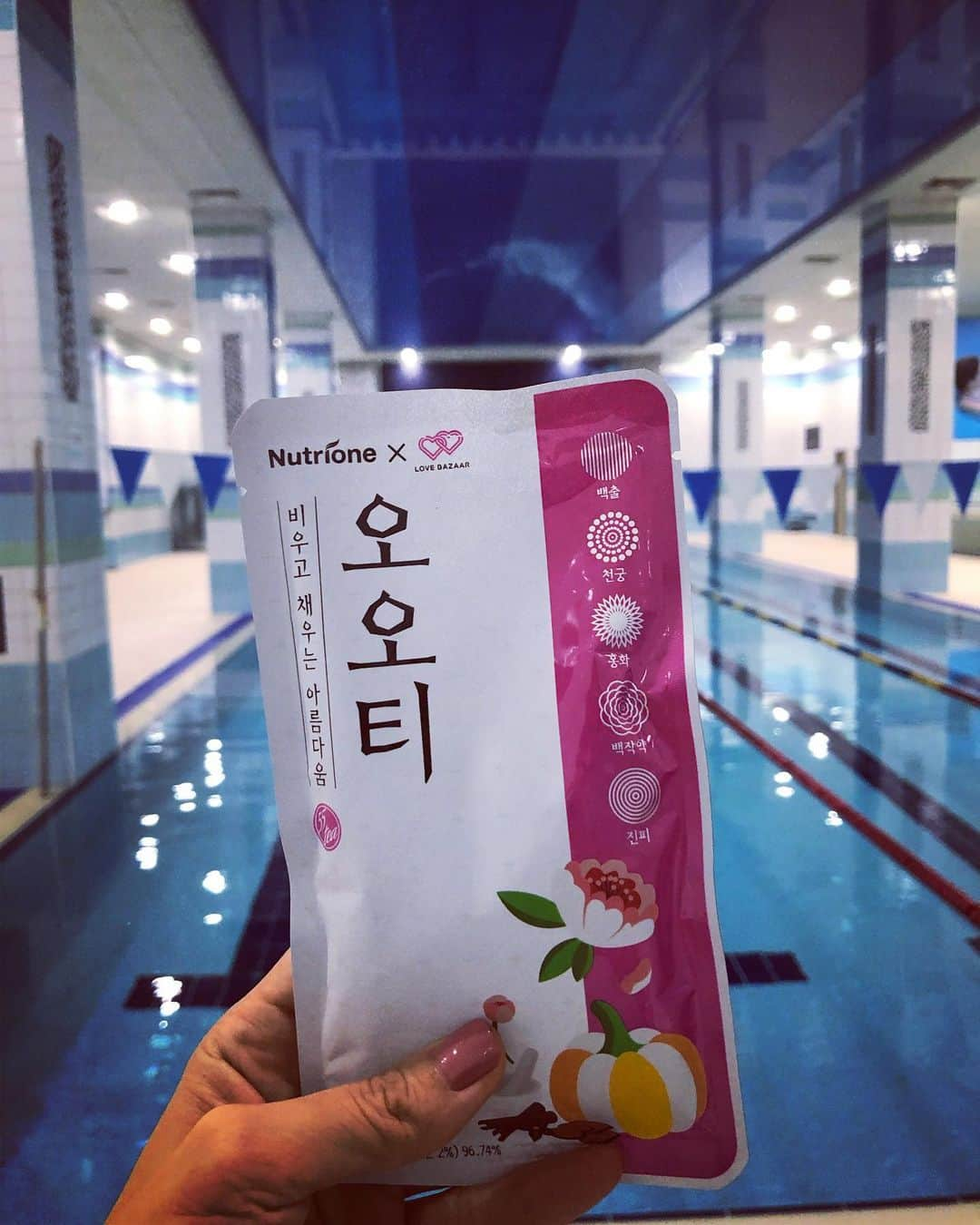 アン・ソニョンさんのインスタグラム写真 - (アン・ソニョンInstagram)「#모닝수영🏊‍♀️ . . . 어제 일찍 육퇴한 기념으로.. 호기롭게... 운동하러 나갔다가... 만보걸어... 종로까지 가서... 빈대떡 먹었다는 슬픈 이야기🤦🏻‍♀️ . . . #오오티 한봉 털어넣고 #회개운동🙏🏻 격하게 수영발차기해보렵니다. . . . . 붓기야가라🙌🏻」9月4日 9時58分 - anney_an_love