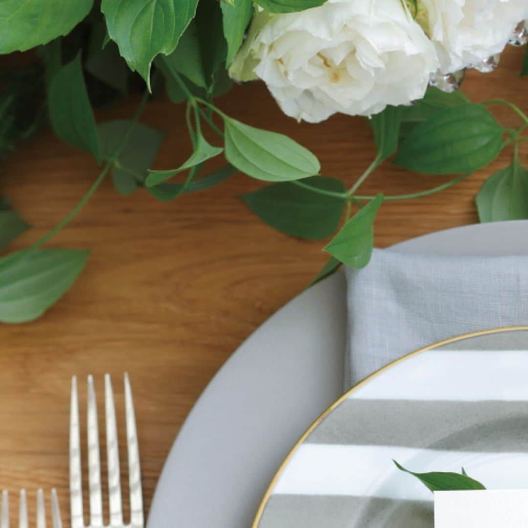 のインスタグラム：「riviera_wedding_official . リビエラウェディング ロンハーマンの世界をお届けします。テーブルコーディネート。 .———————————— #seasideriviera #rivierawedding #逗子マリーナ  #ロンハーマン逗子マリーナ  #リビエラウェディング #結婚式　#ブライダル　#結婚式準備　#花嫁　 #プレ花嫁　#日本中の花嫁さんとつながりたい　 #卒花嫁　#ウェディング　 #ウェディングドレス　#結婚式場　#花嫁diy #ガーデンウェディング　#ドレス迷子　 #オリジナルウェディング　#プレ花嫁準備 #ウェディングフォト　#関東花嫁　#東京花嫁　 #花嫁会　#式場見学　#ナチュラルウェディング　 #入籍しました　#ウェディングソムリエ #2019秋婚 #2019冬婚」