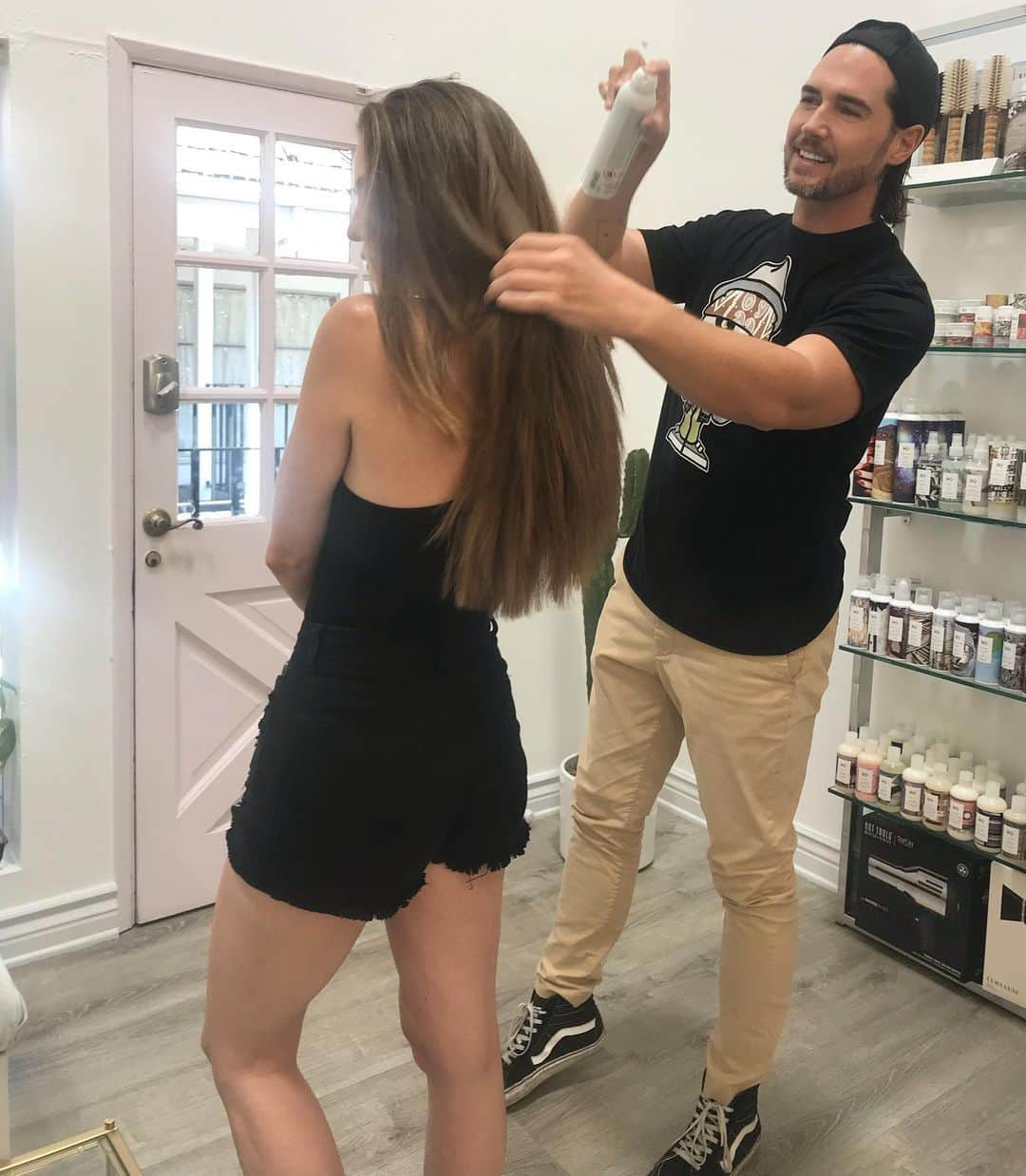 ポール・ノートンさんのインスタグラム写真 - (ポール・ノートンInstagram)「I’ve been loving getting to know the @unite_hair line at @leobypaulnorton ! So far every product I’ve used has been a home run! Thx @marinagravani for letting me play after chopping off all of your hair lol!」9月4日 10時06分 - paulnortonhair