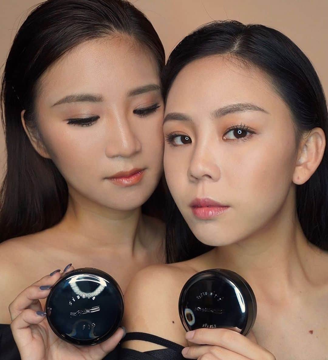 M·A·C Cosmetics Hong Kongさんのインスタグラム写真 - (M·A·C Cosmetics Hong KongInstagram)「隨身擁有✔貼薄遮瑕 ✔完美真實嘅底妝!  做最真實嘅自己，同時保持肌膚完美 - #霧鏡氣墊 帶俾你零破綻，不偽妝嘅#完美真我，自信度直線上升! 💯 想體驗NO.1 #霧鏡粉底 配方，立即Click IG Bio 嘅link登記換領體驗裝! Product mentioned:  Studio Fix Complete Coverage Cushion Compact SPF 50/PA++++ 無瑕霧鏡氣墊粉底SPF 50/PA++++ - HK$340 #MACStudio #MACHongKong Regram: @mua_ctma  With our ALL NEW Studio Fix Complete Coverage Cushion, looking flawless has never been easier! ✔ Skin-like Texture ✔Perfect Coverage ✔24-Hour Wear Exclusive for Asia, Skin Balancing Complex formula controls excessive oil while boosting skin moisturization. Come experience a flawless, yet breathable skin at M·A·C stores near you!  Click link in bio to sign up to sample the NO.1 #StudioFixFluid now.」9月4日 10時06分 - maccosmeticshk