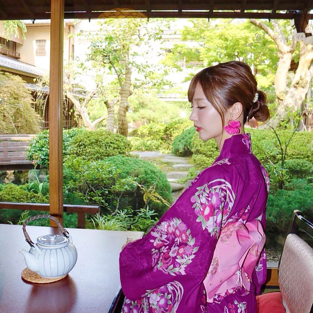 関有美子のインスタグラム：「🌸🌸🌸🌸🌸 . . 夏。 . 先日 とうふやうかいへ行ってきました。 年1回くらいは 浴衣を着たいので 着てみました。 和装は気持ちが引き締まっていいです。 . . 夏ももう終わります。 . . . #夏の終わり#夏の思い出#浴衣#japan#japanesegirl #yukata」