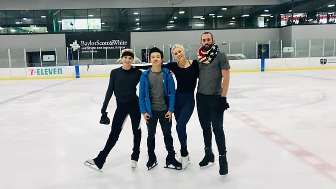 アシュリー・ケインさんのインスタグラム写真 - (アシュリー・ケインInstagram)「When you’re whole team is training for the same competition in altitude your sessions end with conditioning and wall sits💪🏻 Salt Lake City we are getting ready for you! Just missing @jessicalinjy 🇺🇸 #2weeks #teamusa #usfigureskating」9月4日 10時16分 - icegirlash