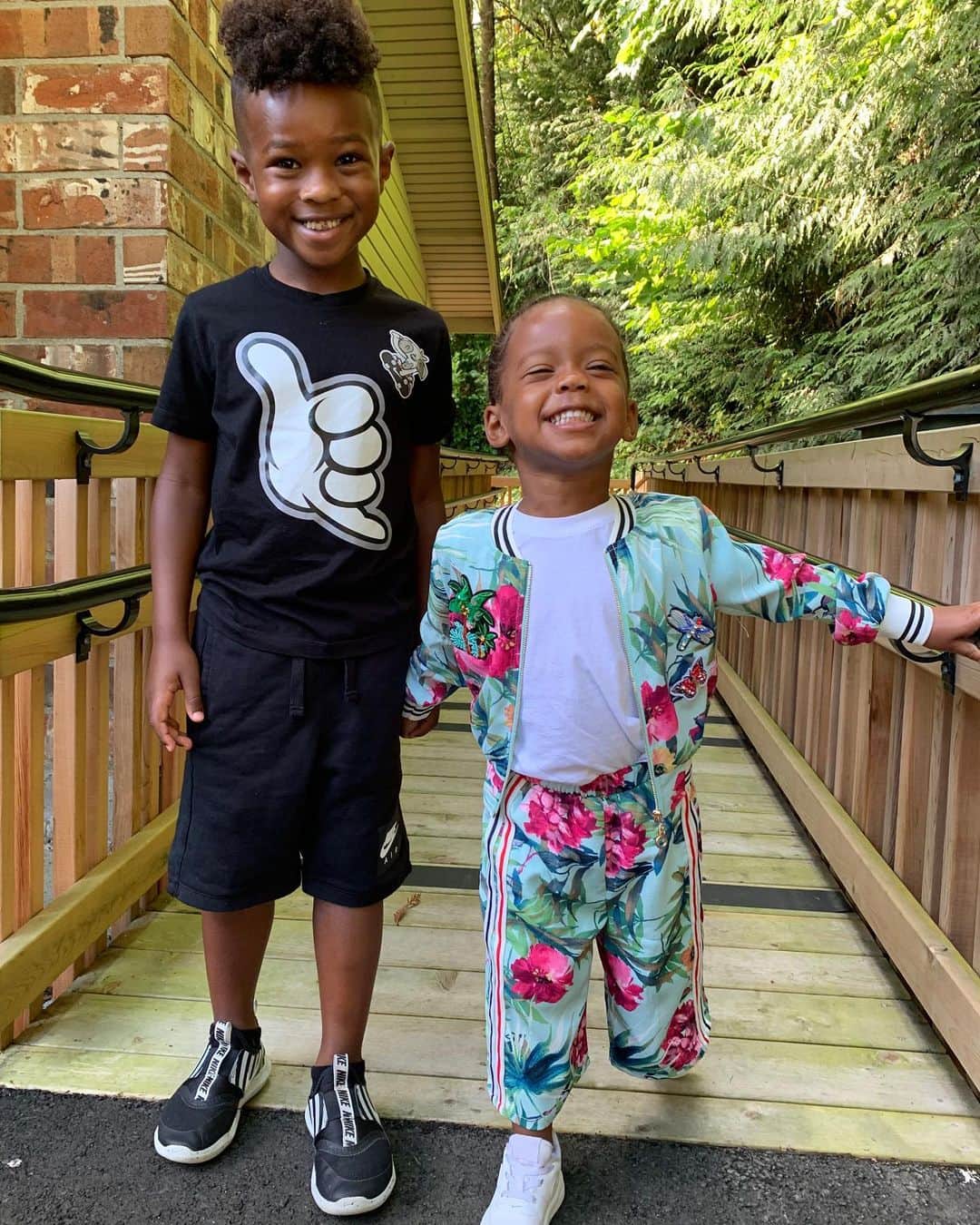 ラッセル・ウィルソンのインスタグラム：「Nothing better than seeing the smiles on your kids faces on the First Day of School!!! Kindergarten & PreK! #BestBuds @Ciara ❤️」