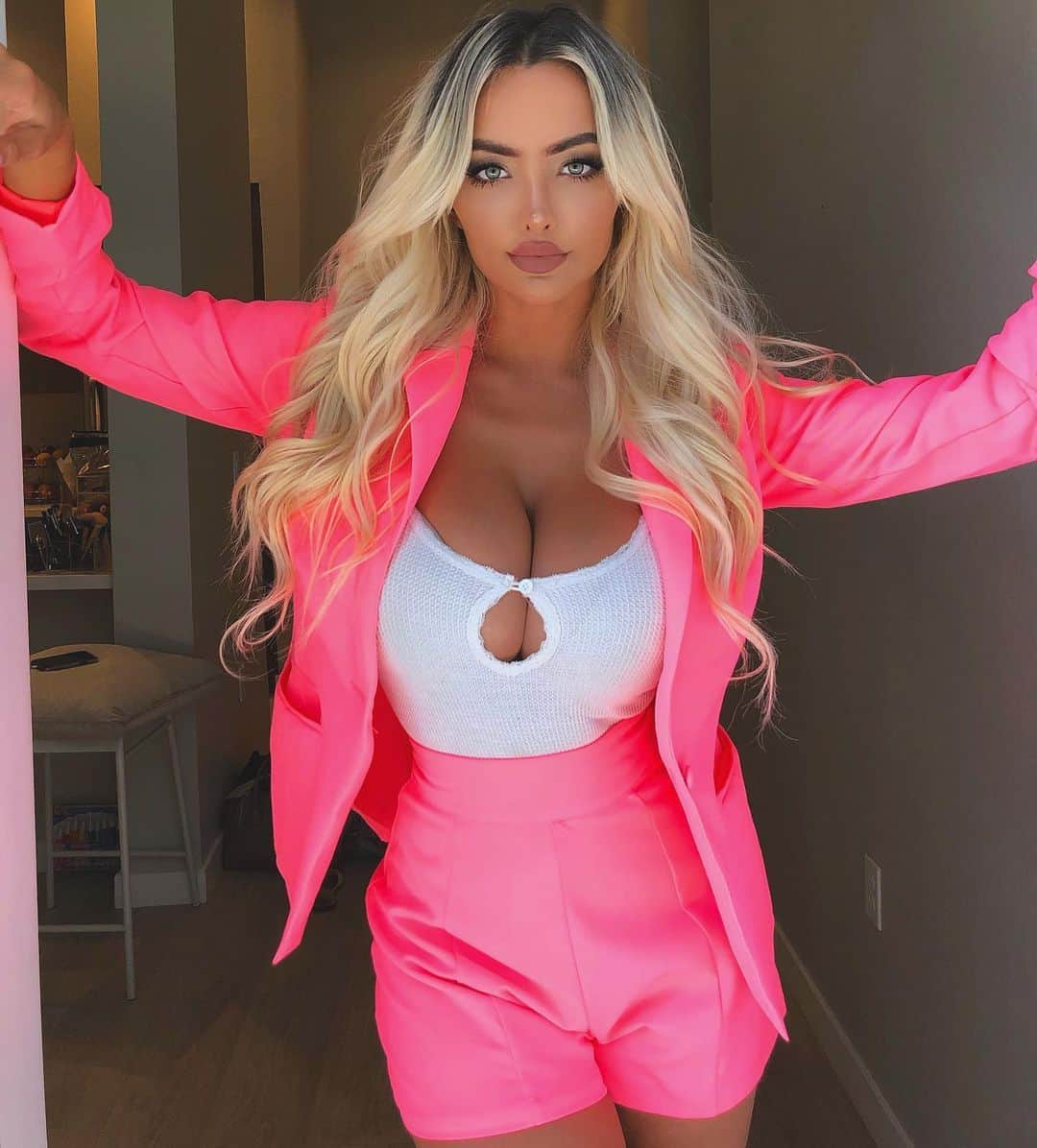 リンジー・ペラスさんのインスタグラム写真 - (リンジー・ペラスInstagram)「business as usual #ad 🕶 in @fashionnova @fashionnovamen #pink #work」9月4日 10時32分 - lindseypelas