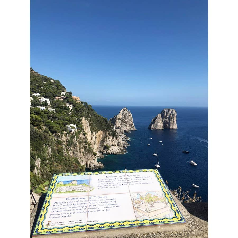 松岡李那さんのインスタグラム写真 - (松岡李那Instagram)「意大利旅行記 #イタリア旅行🇮🇹 ☀️ 海の後は、カプリ島にある #アウグスト庭園 #giardinidiaugusto へ行ってきました🌷🌹🌻🍀 #很票亮 🥺☀️ 景色も天気も全部最&高🥰 ノーフィルターです！ ああなんて綺麗なの ・ ・ ・ ・ #nofilter #italy #capri #カプリ島 #絶景 #世界の絶景 #旅行好き女子 #旅行すきな人と繋がりたい #意大利 #海外旅行」9月4日 10時43分 - linahxoxo