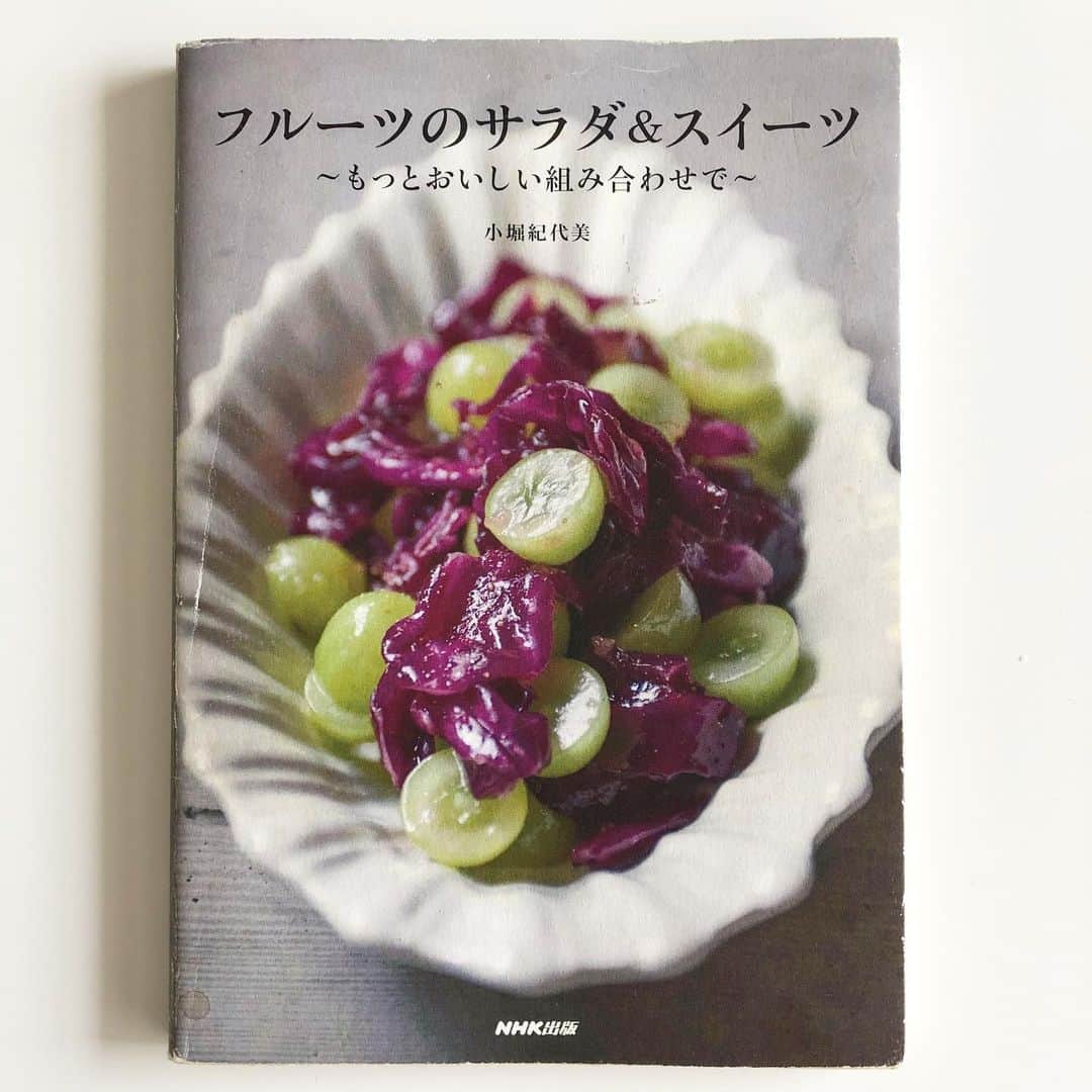 小堀紀代美さんのインスタグラム写真 - (小堀紀代美Instagram)「今朝はリクエストでパンケーキ。 いただきものの秋のフルーツを添えて。 （焼きむら、盛り付けが、、、😂） 長年作り続けているふわぁっと、ちょっともっちりの我が家のパンケーキのレシピは、「フルーツのサラダ&スイーツ  もっとおいしい組み合わせで」（NHK出版）に掲載しています。（4年前のものなので、本屋さんにあるとよいのですが、、、amazonなどにはあります！ こちらもどうぞよろしくお願いします。） そろそろ、ぶどうとチキンのサラダ🍇や柿のサラダの季節、おすすめです🥗 #coboおうちごはん」9月4日 10時44分 - likelikekitchen