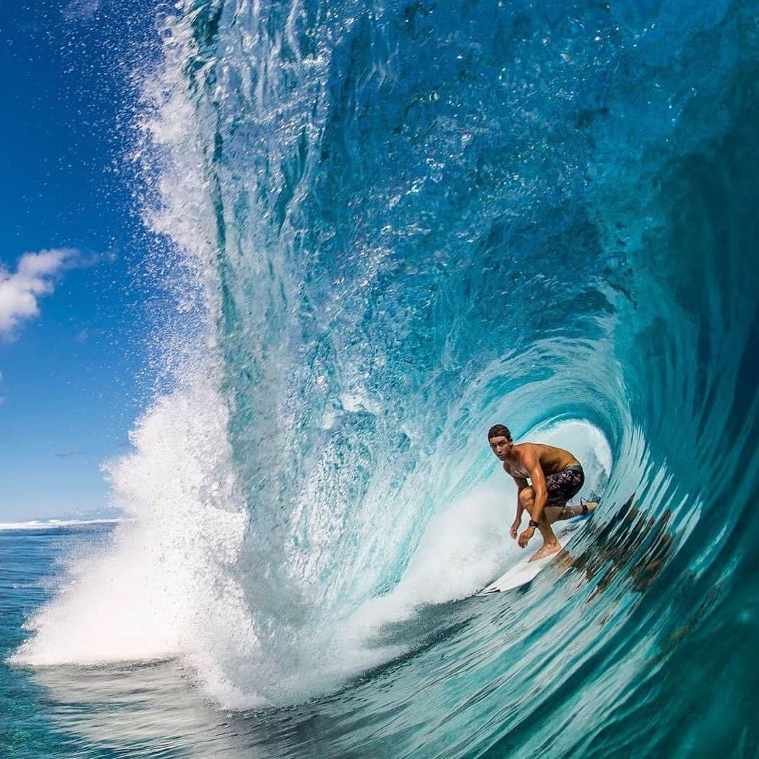 のインスタグラム：「50種は超えるであろう様々な青色に包まれる @griffin_cola  Photo by @badboyryry_ ⠀⠀ #LifesBetterInBoardshorts」