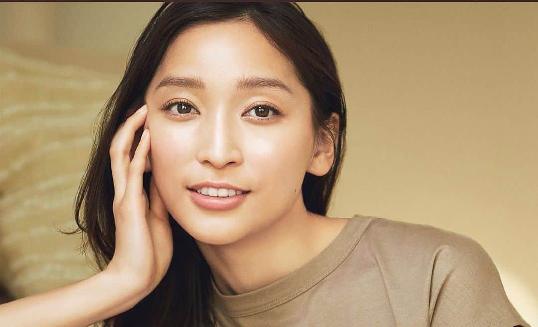 のインスタグラム：「アクアレーベル  の新しいグラフィック❤️ 杏ちゃんのヘアメイクさせていただきました。 ツヤ肌❤️ . photo @omisakii  stylist @tetsuronagase  hair & make  #ikukoshindo . .  #アクアレーベル #杏#shiseido」