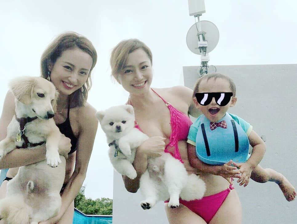 葵ゆりかさんのインスタグラム写真 - (葵ゆりかInstagram)「曇り空のバーベキュー&プール🍖👙 雨降るかなーって思ってたけど、何気にちょうど良かった☁️ まだ夏だよね？笑  #pool #bbq #🍖 #プール #👙 #☁️ #夏の思い出 #夏の終わり #水着 #bikini #japanesegirl #乾杯 #🥂#friends #🐶 #dog」9月4日 10時57分 - yuriyuricchi