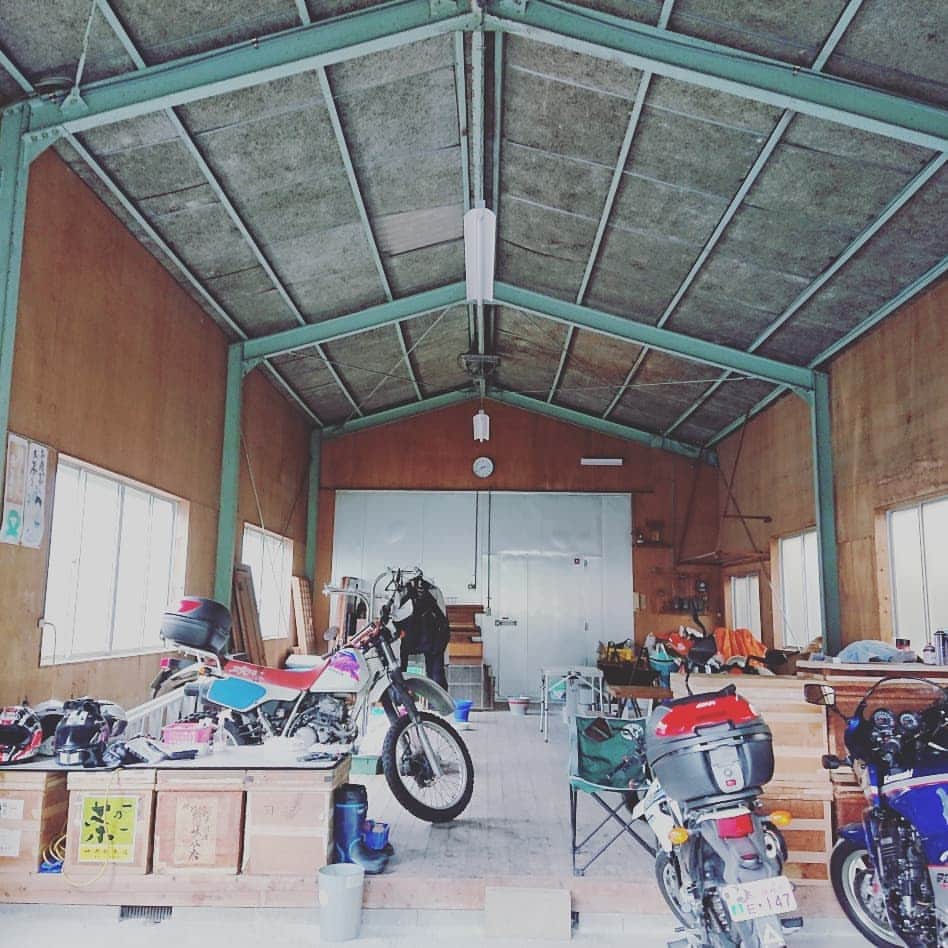 kawanepassportさんのインスタグラム写真 - (kawanepassportInstagram)「川根ライダーハウスやおき  オーナー夫妻もバイク好きなので、バイク談義に花が咲きます。  明治２年、築150年の古民家。 古民家好きにもたまらない！  バイクで3分、歩いて15分の距離に温泉施設「もりのいずみ」も。  周りは大井川、山、茶畑。 静かで穏やかな川根時間が流れています。  バイク好きな方はもちろん、 そうでない方もwelcome！  #川根ライダーハウスやおき #川根本町 #かわねパス #kawanepass #kawanehoncho #ライダーハウス #古民家 #古民家リノベーション #川根茶 #shizuoka #静岡県 #ゲストハウス」9月4日 10時57分 - kawane_passport