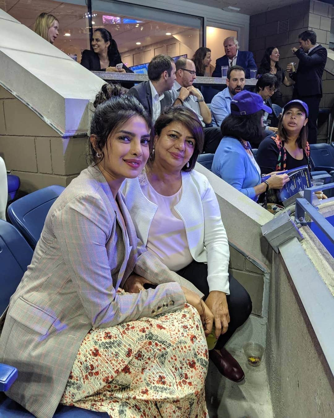 プリヤンカー・チョープラーさんのインスタグラム写真 - (プリヤンカー・チョープラーInstagram)「Amazing to watch @serenawilliams at her 100th US Open win! Legend! Also always a fun time with this girl @madhumalati!」9月4日 10時50分 - priyankachopra