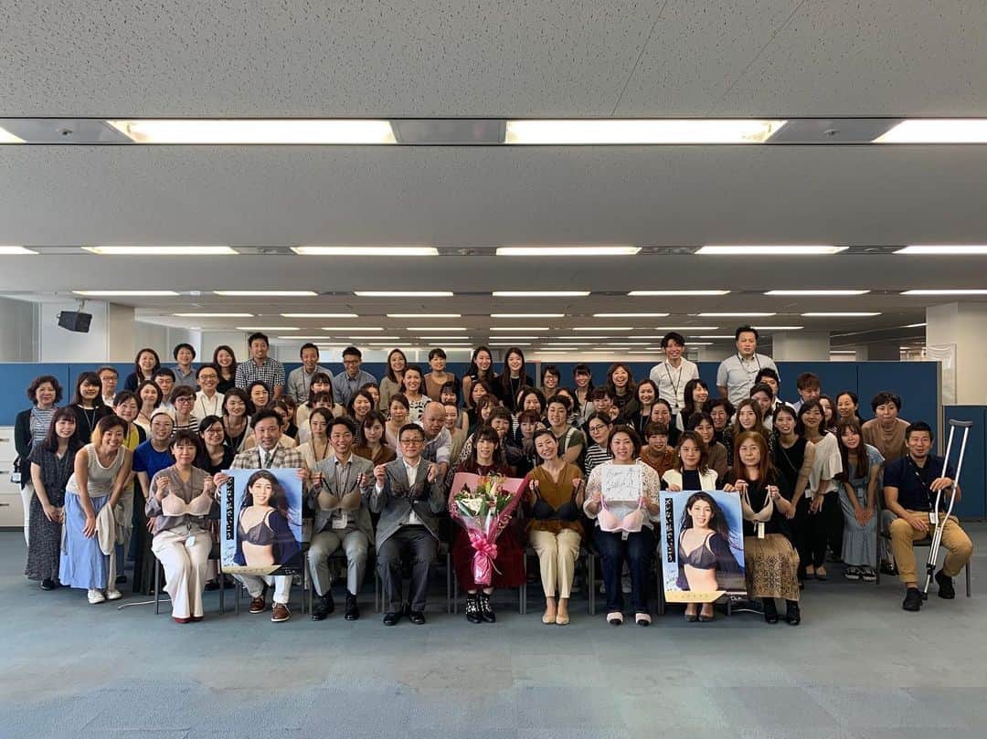 吉田沙保里さんのインスタグラム写真 - (吉田沙保里Instagram)「ワコール本社を訪問させていただきました😊 「日本の女性を美しくしたい」という強い思いを追求し続けているブラのミュージアムや、インスタ映え？する多彩なブラのコーナーがあったり…😊 そして、何より社員の皆さんがとても温かく迎えてくれたことが、本当に嬉しかったです😆 シンクロブラを手掛ける皆さんとも一緒に記念撮影ができて、貴重なお時間をありがとうございました🙇‍♀️ #ワコール #シンクロブラ」9月4日 11時14分 - saori___yoshida