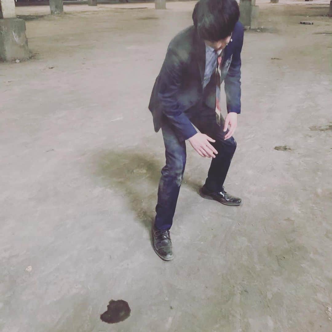 おっさんずラブ 武蔵の部屋のインスタグラム：「はるぽんが遊んでいますパート❶ #本日は物件の解体作業の立会い #泥だらけで頑張る職人さんを見たはるぽんは #俺も皆さんと一緒に戦いますからぁ‼️ #とか言って黒いゴミと謎のファイトタイム #えーとこの子は何をしているのかしら #愛しい☺️ #スーツが泥だらけなんですけどこの後の仕事どうするのかしら #愛しい☺️☺️ #しまいには負けたァァァとか爆笑している仕事をしろ仕事を #愛しい☺️☺️☺️ #ごめんなんかもう心がロールパンナちゃん並みに収拾つかなくなってます🥐 #とりま1点大切なことを確認します #目元の笑い皺 #愛しすぎ☺️☺️☺️☺️☺️」