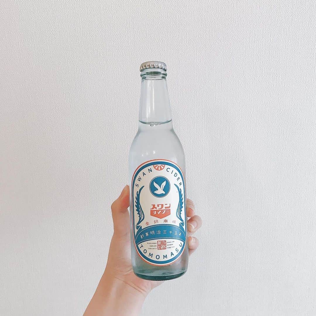 真山朔のインスタグラム：「🔵かわいいラムネちゃん 栓抜き行方不明でずっと飲めなかった！！一昨日買ったので無事に飲めるぞい。」