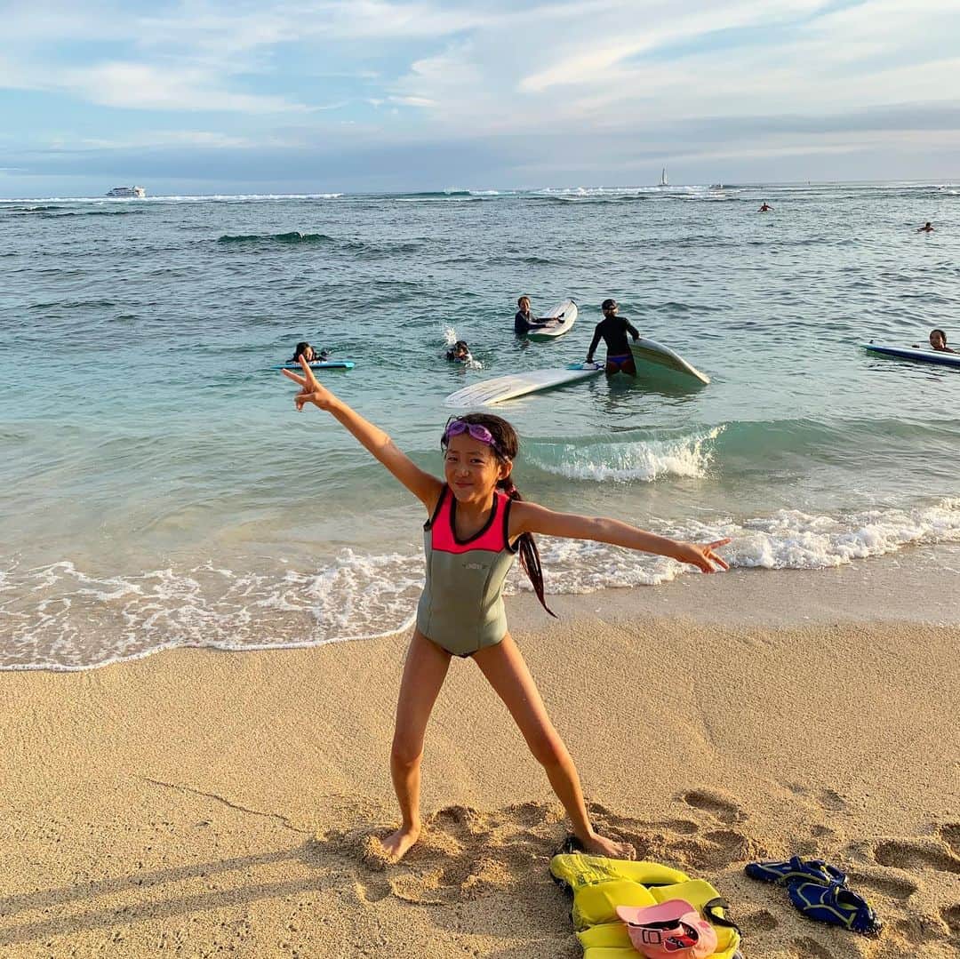 小林三江子さんのインスタグラム写真 - (小林三江子Instagram)「夏の思ひ出 ハワイ編🌈🌴🌺 長いようであっという間の夏休みは、大好きなハワイからスタート。 まずはモロカイ島に行って大好きな家族に会い、短くも濃くて貴重な時間を過ごす。 モロカイではいつも学んで帰ることが本当に沢山あって、今回も例外なく学びの旅となった。  オアフに戻った後、イリスはプールや海で遊びつつ、ついに怖かったサーフィンも克服出来て大満足！  毎日が駆け足だったけど、とにかく元気で楽しく過ごせて何より。 一緒に楽しい時間を共有してくれた友人達の優しさに心から感謝🙏🏻❤️✨ from Molokai @miyakoyamazaki @molokai_naeha @mkk_hina  from O'ahu @luceandme @mitokasuya @yuki_peterson  from Tokyo @sadamayumi @keikosasaki_mylan」9月4日 11時29分 - mieko_kobayashi