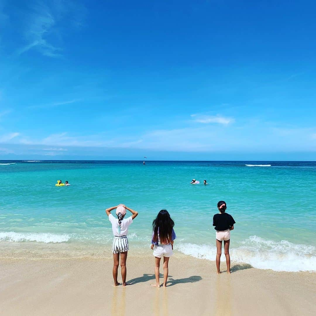 小林三江子さんのインスタグラム写真 - (小林三江子Instagram)「夏の思ひ出 ハワイ編🌈🌴🌺 長いようであっという間の夏休みは、大好きなハワイからスタート。 まずはモロカイ島に行って大好きな家族に会い、短くも濃くて貴重な時間を過ごす。 モロカイではいつも学んで帰ることが本当に沢山あって、今回も例外なく学びの旅となった。  オアフに戻った後、イリスはプールや海で遊びつつ、ついに怖かったサーフィンも克服出来て大満足！  毎日が駆け足だったけど、とにかく元気で楽しく過ごせて何より。 一緒に楽しい時間を共有してくれた友人達の優しさに心から感謝🙏🏻❤️✨ from Molokai @miyakoyamazaki @molokai_naeha @mkk_hina  from O'ahu @luceandme @mitokasuya @yuki_peterson  from Tokyo @sadamayumi @keikosasaki_mylan」9月4日 11時29分 - mieko_kobayashi