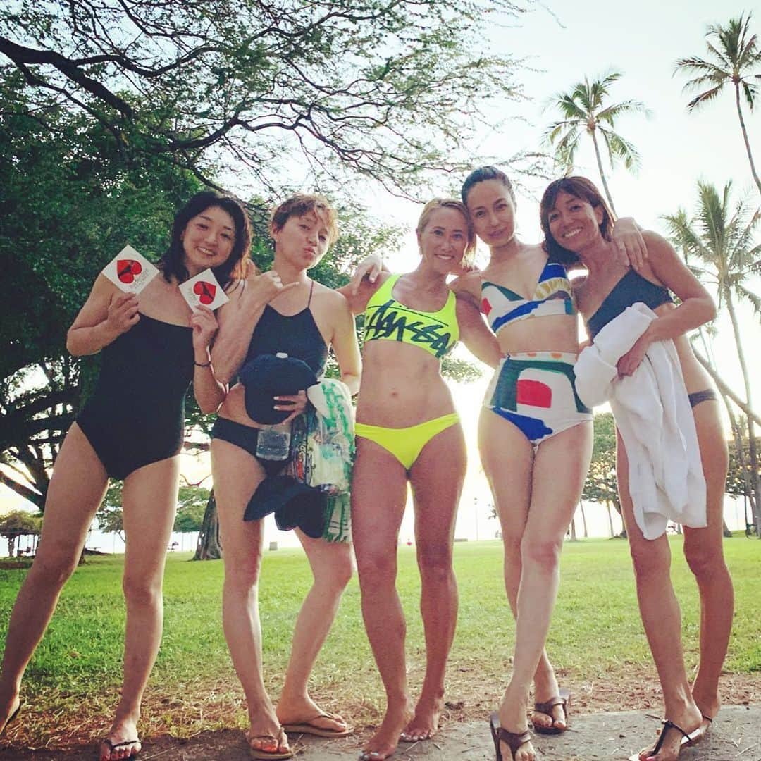 小林三江子さんのインスタグラム写真 - (小林三江子Instagram)「夏の思ひ出 ハワイ編🌈🌴🌺 長いようであっという間の夏休みは、大好きなハワイからスタート。 まずはモロカイ島に行って大好きな家族に会い、短くも濃くて貴重な時間を過ごす。 モロカイではいつも学んで帰ることが本当に沢山あって、今回も例外なく学びの旅となった。  オアフに戻った後、イリスはプールや海で遊びつつ、ついに怖かったサーフィンも克服出来て大満足！  毎日が駆け足だったけど、とにかく元気で楽しく過ごせて何より。 一緒に楽しい時間を共有してくれた友人達の優しさに心から感謝🙏🏻❤️✨ from Molokai @miyakoyamazaki @molokai_naeha @mkk_hina  from O'ahu @luceandme @mitokasuya @yuki_peterson  from Tokyo @sadamayumi @keikosasaki_mylan」9月4日 11時29分 - mieko_kobayashi