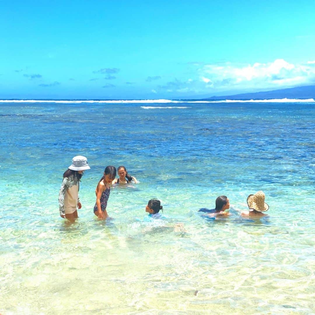 のインスタグラム：「夏の思ひ出 ハワイ編🌈🌴🌺 長いようであっという間の夏休みは、大好きなハワイからスタート。 まずはモロカイ島に行って大好きな家族に会い、短くも濃くて貴重な時間を過ごす。 モロカイではいつも学んで帰ることが本当に沢山あって、今回も例外なく学びの旅となった。  オアフに戻った後、イリスはプールや海で遊びつつ、ついに怖かったサーフィンも克服出来て大満足！  毎日が駆け足だったけど、とにかく元気で楽しく過ごせて何より。 一緒に楽しい時間を共有してくれた友人達の優しさに心から感謝🙏🏻❤️✨ from Molokai @miyakoyamazaki @molokai_naeha @mkk_hina  from O'ahu @luceandme @mitokasuya @yuki_peterson  from Tokyo @sadamayumi @keikosasaki_mylan」