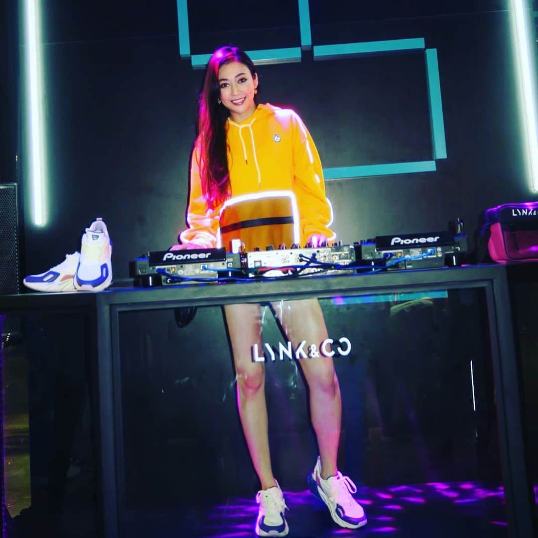 塚本奈々美さんのインスタグラム写真 - (塚本奈々美Instagram)「DJ NANAMI🤣🤣🤣 安心して下さい、履いてますよ（笑）古い…  #lynkco02  #yohood2019  #スニーカー女子」9月4日 11時38分 - tsukamotonanami
