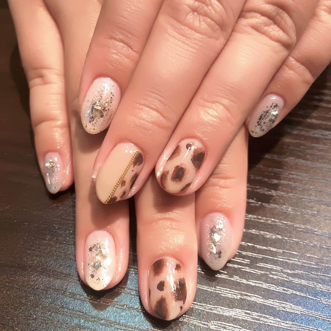 太陽チャンネルのインスタグラム：「Newネイル🤟派手好きなのに夏が終わったとたんシックなんにしたくなるのなんでだろ～🙄💕 キレイめお気に入り🥰 マツエクも同時にしてもらいました～😘いつもよりまつげクルンなきがする🥳お姉さま方ありがとうございました～💕 #太陽チャンネル #秋ネイル #レオパードネイル @canaan_tottori」