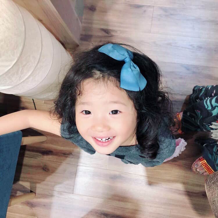 廣瀬規子のインスタグラム：「凄い❣️ ヒト幹細胞培養液を使ったヘアケア、スキンケアを得意とする @resalone lon.co.jp が2号店、 更にはクリニックまでお作りになると！😳✨ * レセプションに行きましたら 千葉振りに @yasukokuramotoyakko さんには再会するは、 @yoshiko_izumi さん、 @mamimori8 さんにはお会いするはで、、😳😍😍😍 （写真は撮れなかったけど @karin_sato ちゃんにも久々会えて嬉しかったぁ😭😆💓） * 娘は大好きな方々にお会い出来たので、テンションマックス❣️ * 新しい店舗とクリニックを見せて頂きながら、楽しい時間を過ごさせて頂きました🙏✨ * そ、それでね、最近朝5時起きからの娘の送り迎えで奮闘している私なのですが、昨夜は早く寝すぎたせいか、夜中に起きてしまって、そこから寝れない事件が起こりまして、、、困ったなぁと思いつつ、お土産に頂いたサプリを頂きましたらば！ な、な、な、なんか、元気なんですがぁ〜😂 そんな事ってあります？？ 即効性ありすぎ？？？ 気のせい？？？😂 * まぁ、何れにせよ、個人的に一目置いているresaloneさん。 このサプリ、飲み続けてみようと思います😌 * フェイシャルのメニューもリニューアルされるのだとか？？ クリニックもなんかとっても気になるので、今度はお嬢抜きで是非ゆっくり伺いたいです😊 * #アールイーサロン #アールイークリニック #日本初の細胞機能再生クリニック #RESALONE #RECLINIC #ヒト幹細胞培養液  #表参道 #美容 #ちなみにサプリは #VD1000 #ビタミンDのサプリ #ビタミンDの欠如は #アレルギーや喘息 #季節性うつの発症に関与していたり #細菌やウイルス感染から守る天然成分を #促進する作用があるそうで #インフルエンザの予防法としても #注目されているのだとか」