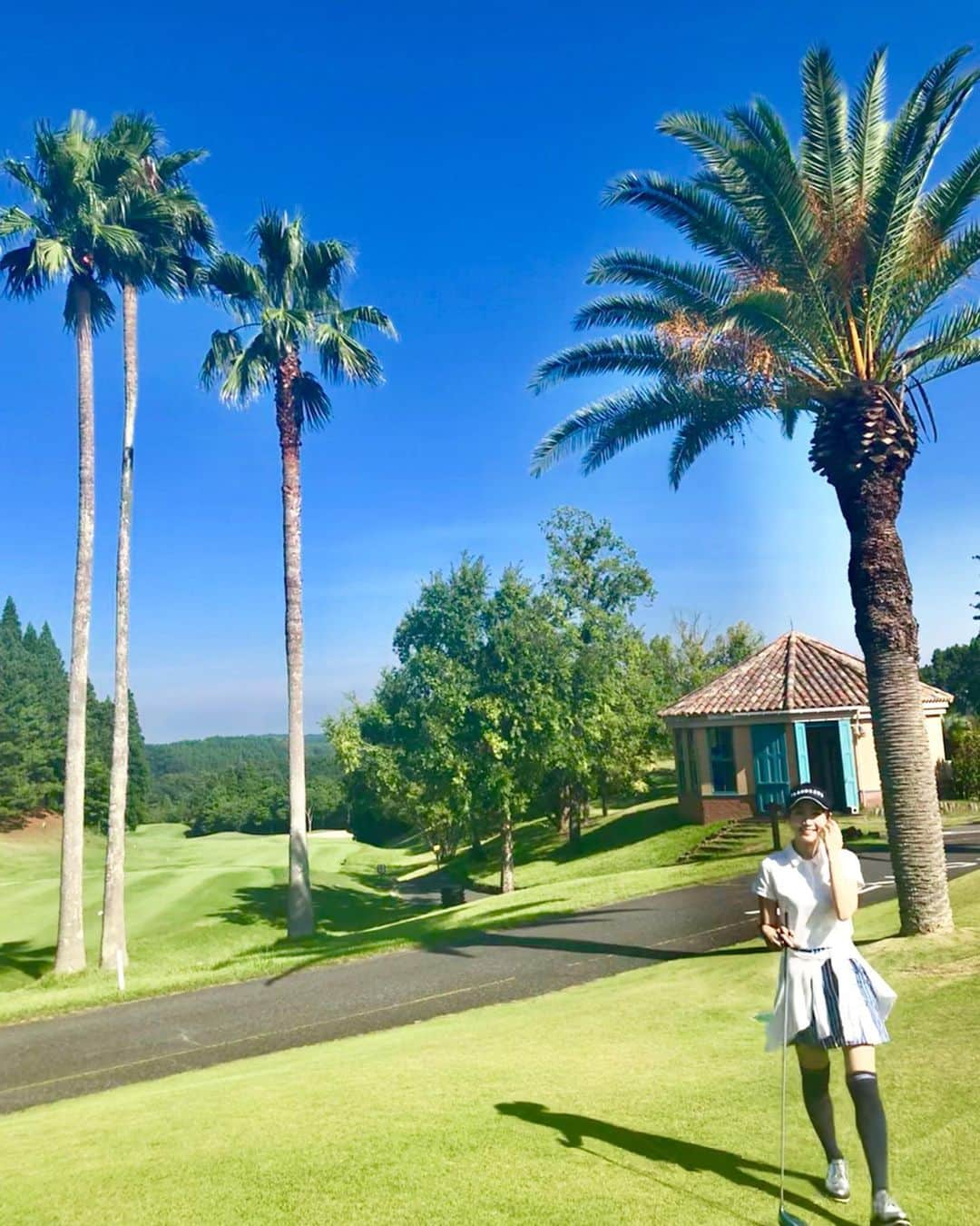 夏目愛美のインスタグラム：「♡ 久しぶりにラウンド行きました⛳️ お天気が良すぎて暑さでバテバテ。 もっと体力付けないとですね！！ 出演しているアコーディアゴルフさんのCMがクラブハウスで流れていました^_^ 懐かしいな〜 #golf #golfstagram #ゴルフ #ゴルフ女子 #ゴルフウェア #ゴルフコーデ #目指せ100切り #instagood #instalike #like4like #アコーディアゴルフ #cm」