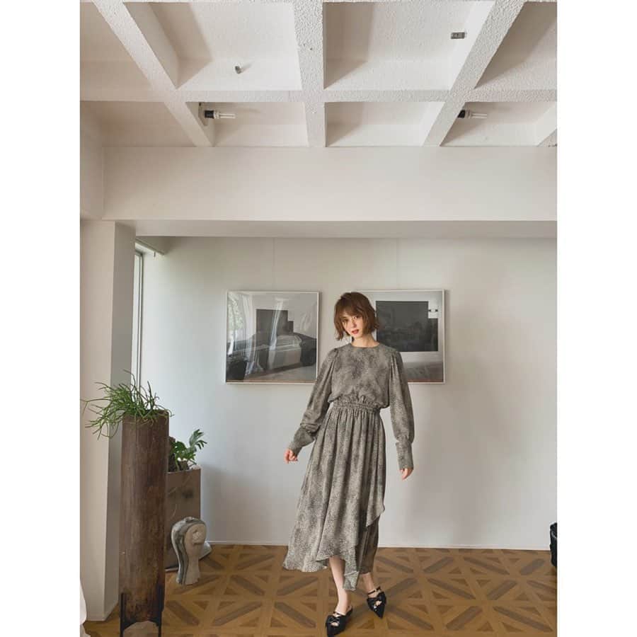 佐々木希さんのインスタグラム写真 - (佐々木希Instagram)「歩くたびに スカートの裾がゆらゆら揺れる上品なワンピース♡ 袖が長めで素敵なんです💐  #iNtimité#AW #新作」9月4日 11時43分 - nozomisasaki_official