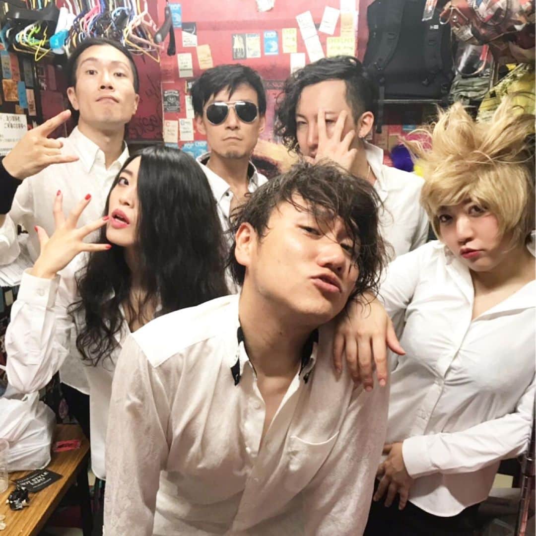 のインスタグラム：「・ ・ 完全プロ志向バンド「下の口唇」の今後の活躍にもご期待ください！ ・ #目指せ ！ #手刀ワンマン ・ ・ #ベッドイン #japanese #sexy #idol #アーバンホステス対抗歌合戦 での誰かの残りカスの金髪ヅラがここで役立った！ #あみさんに怒られないといいなと心の底から思っている」