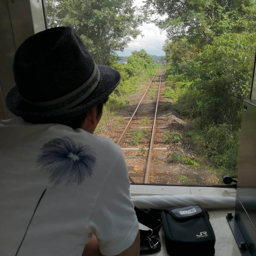 岡田達也のインスタグラム：「子供の頃は電車の運転手になるのが夢でした。 今でも一番前はワクワクします。  撮影今井義博。  #因美線 #津山〜智頭 #今井義博 ##岡田達也」